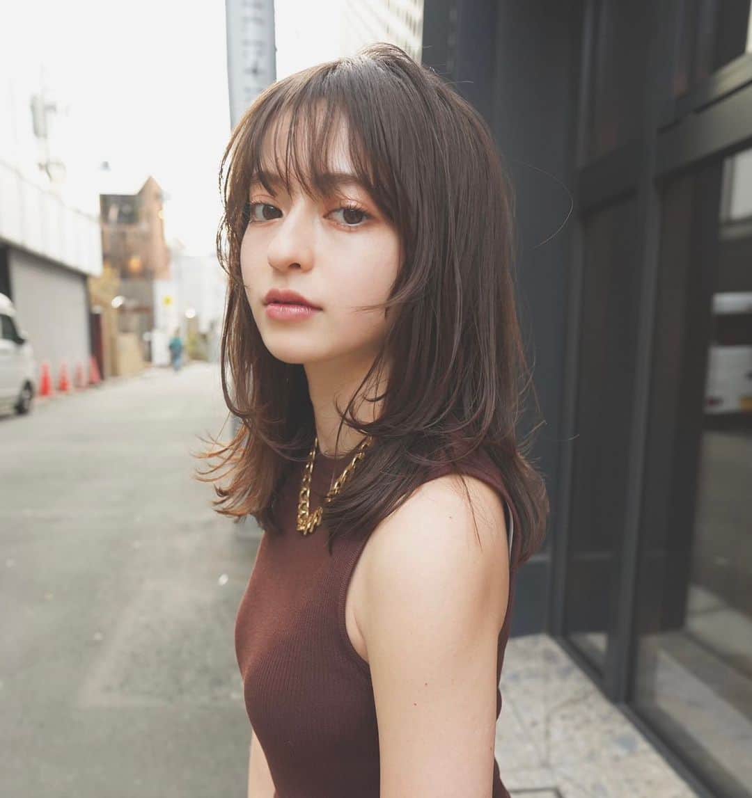 齋藤純也のインスタグラム：「ミディアムレイヤースタイル✂︎  顔まわりのレイヤーデザインが今年は旬です、似合わせがしやすくて今っぽさが出る！ 骨格と輪郭と髪質に合わせて その人らしく一番似合うヘアスタイルを♪  ✴︎PRICE✴︎ カット✂︎7700円 カラー✂︎7700円  カットなしの場合シャンプーブロー料金+2200円 カラーはトリートメントin処方で圧倒的な艶感と手触りをプラスします。 ブリーチor3Dハイライト施術はプラス7700円です。 パーマ✂︎7700円 トリートメント✂︎種類多数によりカウンセリングで決めさせていただきます。5500円〜11000円 縮毛矯正✂︎17600円、前髪のみは6600円 ・ ネット予約が×の所もお電話かDMで時間調整できますので気軽にご連絡ください！ kelly.表参道本店　A1出口より徒歩45秒 東京都渋谷区神宮前5-2-5 JY表参道ビル２Ｆ kelly. ・ ・ ✔️群馬県伊勢崎市で出勤するスケジュールは隔週水曜日です。 群馬店は料金が異なります、お問い合わせください 群馬のご予約はＤＭまたは ホットペッパービューティーで  kelly. by L.O.G 検索✂︎ 在籍日程が少なくて申し訳ありません。 薬剤は最新のものを揃えました 群馬県伊勢崎市宮前町146-1」