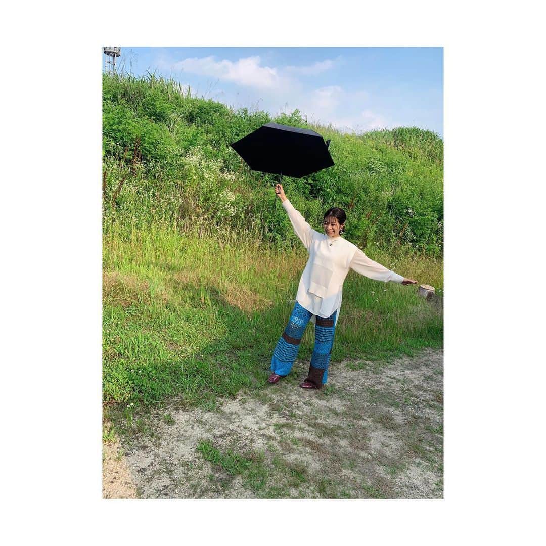 三倉茉奈のインスタグラム：「最近ロケづいています。 なかなか暑いけど…楽しい時間。 素敵や人や物との出会いに感謝。 今週も元気に頑張りましょう☺︎ #June #ロケの合間 #日傘ちゃんとさしてw」