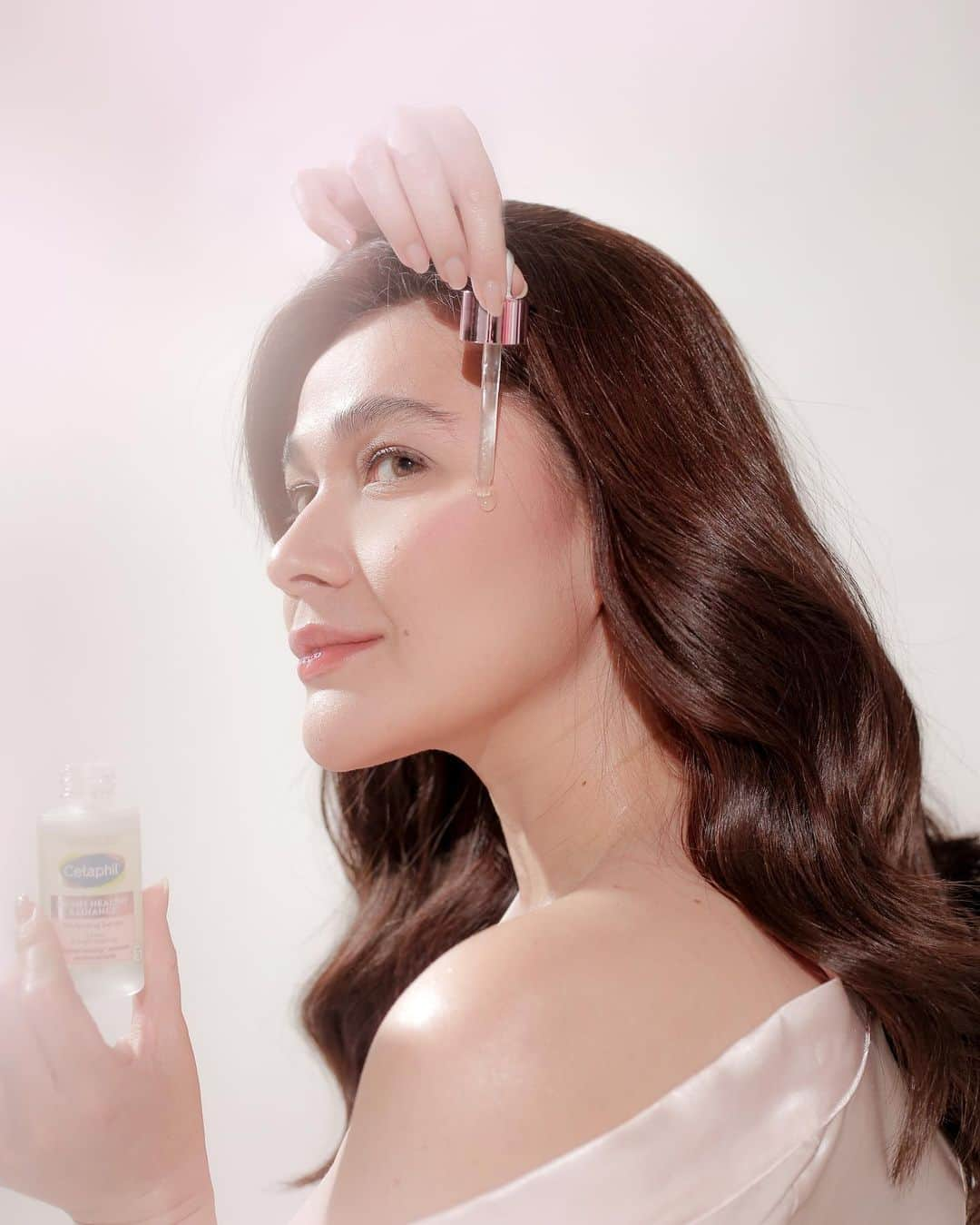 ベア・アロンゾのインスタグラム：「Taking time to make my skin happy 💗  One of my current favorite products is the @cetaphilbrighthealthyradiance Perfecting Serum! I use it both dayand night. I love how the product is designed for sensitive skin and formulated with next-generation brightening ingredients like niacinamide, sea daffodil, advanced peptide, and antioxidant C. It protects my skin against blue light and pollution, making a useful product inside and outside the home! #BrightAboutSkin #radianceroutine」