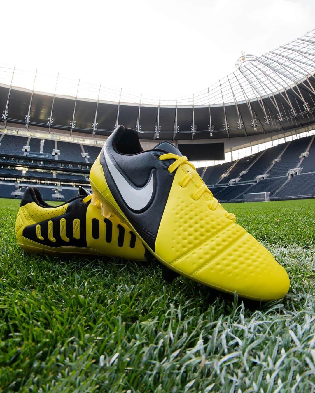 ナイキフットボールのインスタグラム：「Just landed. 🚀 The Nike CTR360 Maestri III. Get it while you can. #NikeFootball  📸: @prodirectsoccer」