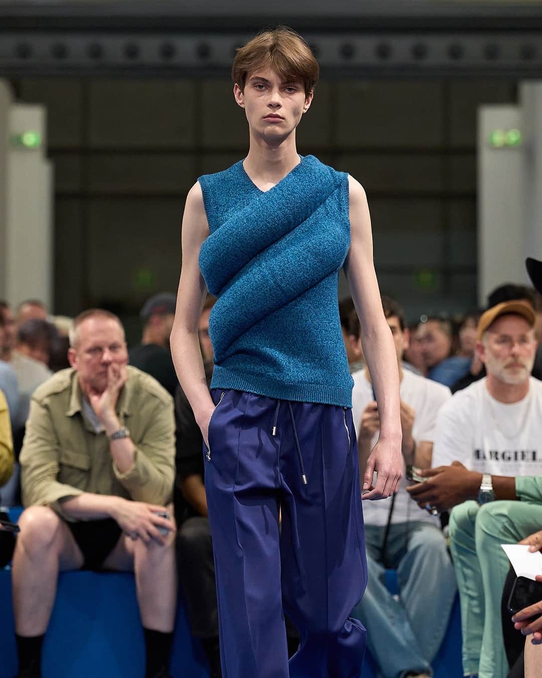 HYPEBEASTさんのインスタグラム写真 - (HYPEBEASTInstagram)「@hypebeaststyle: @jw_anderson recently unveiled its Spring/Summer 2024 collection at Milan Fashion Week. This season saw the arrival of thick jersey polo-neck sweaters, asymmetrically cuboid shorts, silk-clad clogs, and more. Models walked the runway in house staples like the Bumper silhouette which was reinterpreted as dresses and tank tops cut in thick wool. Swipe through for a closer look and head to the link in bio for more.⁠ Photo: Filippo Fior/Gorunway」6月19日 16時00分 - hypebeast