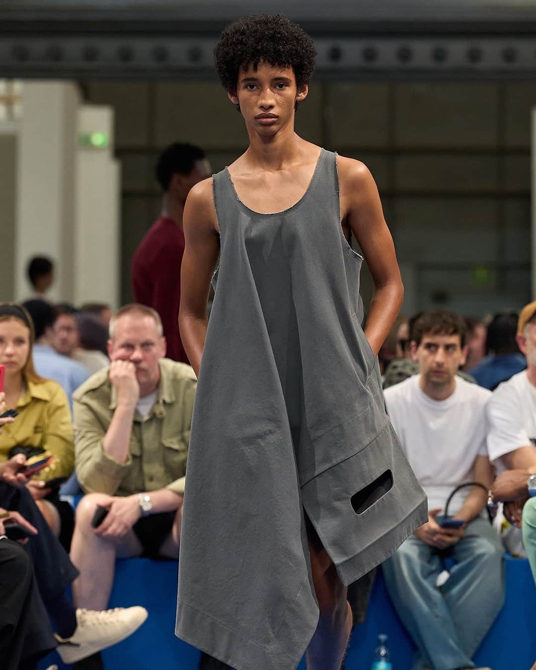 HYPEBEASTさんのインスタグラム写真 - (HYPEBEASTInstagram)「@hypebeaststyle: @jw_anderson recently unveiled its Spring/Summer 2024 collection at Milan Fashion Week. This season saw the arrival of thick jersey polo-neck sweaters, asymmetrically cuboid shorts, silk-clad clogs, and more. Models walked the runway in house staples like the Bumper silhouette which was reinterpreted as dresses and tank tops cut in thick wool. Swipe through for a closer look and head to the link in bio for more.⁠ Photo: Filippo Fior/Gorunway」6月19日 16時00分 - hypebeast