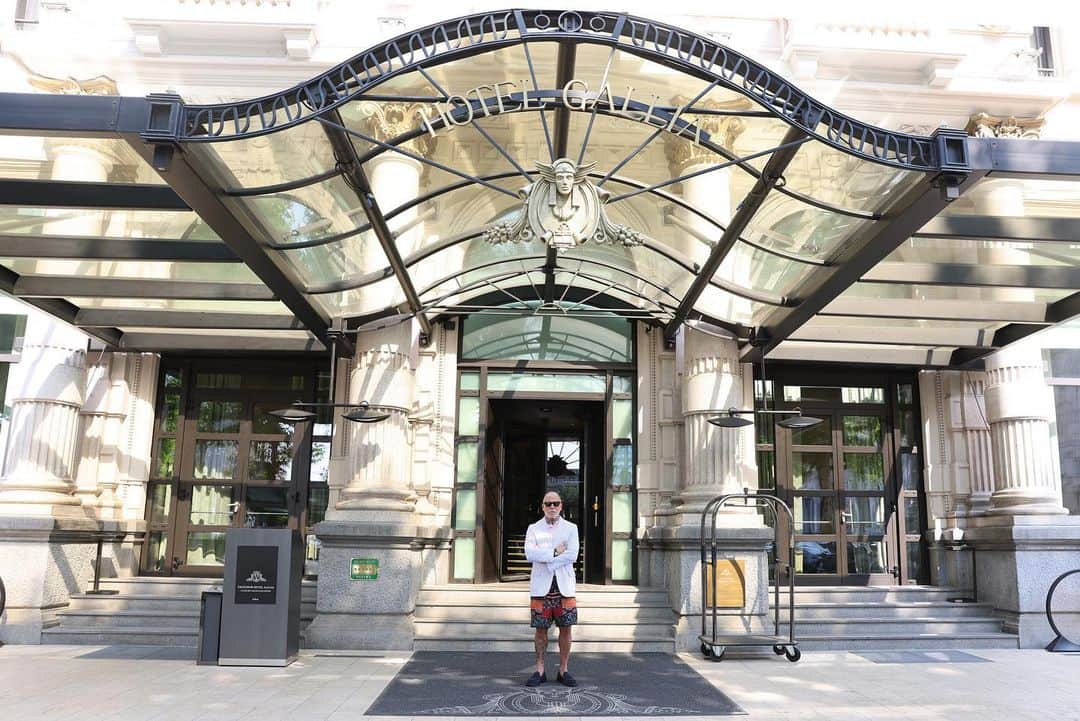 ニック･ウースタのインスタグラム：「It’s always such a treat to stay at my home-in-Milan @excelsiorhotelgallia #excelsiorgallia #theluxurycollection #galliasuitelife 📸 @delphachardphotos」