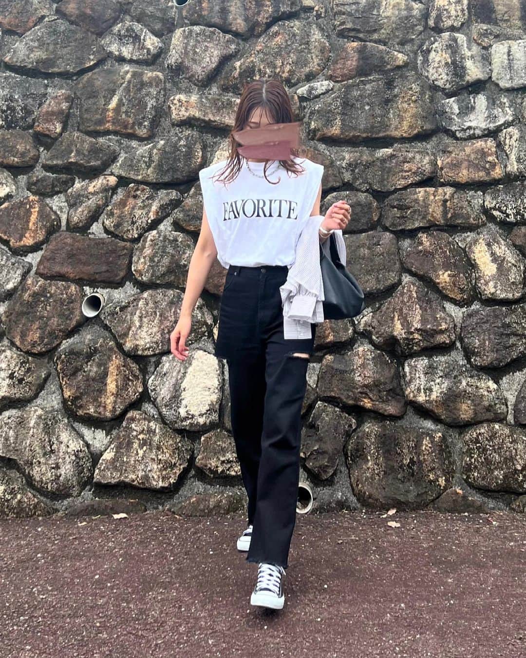 のインスタグラム：「今日暑すぎる🥵 かき氷食べまくりたい！笑 ⁡ 娘が迎えの時間間違えて私に伝えたもんだから 車で1時間近く待ってる💦 時間勿体無いわ～ でも少し寝てた！笑 最近ほんと眠い！笑 ⁡ 3枚目 お庭の紫陽花もそろそろ終わりかなぁ…✿.•¨•.¸¸.•¨•.¸¸❀✿❀.•¨•.¸¸.•¨•.✿ ⁡ ⁡ 本日picは昨日の🏀観戦コーデ´- お気に入りの @chouchou_rei_rei のトップスと @grl_official のスリットダメージワイドパンツ[gm633] このトップス肩にタックがはいてるから細見えするんだよね👏🏻 ⁡ 体育館冷房きいてて寒かったから 羽織りを持っていったら大活躍した👏🏻 シアーシャツほんと使える✨️ ⁡ ⁡ #ママコーデ#大人カジュアル#カジュアコーデ#シュシュレイレイ#grl#モノトーンコーデ#converse#locari#30代コーデ#30代ファッション」