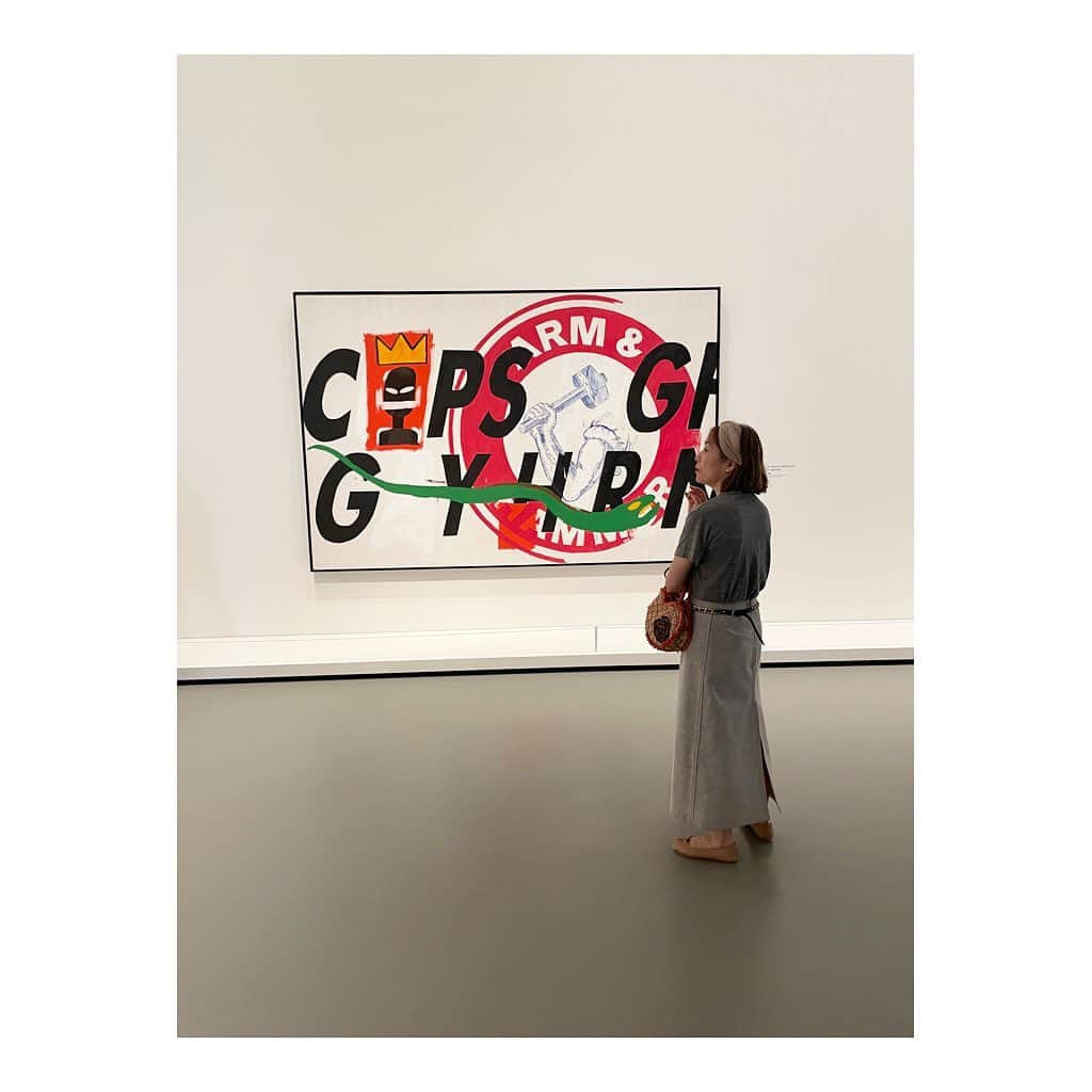 稲沢朋子さんのインスタグラム写真 - (稲沢朋子Instagram)「@fondationlv  タイミング良く〜Basquiat×Warhol がやっていたので観に行ってきました！ こんなにも沢山の作品がある事に感動。 なんとも2人がチャーミングなこと💛 近代的な建物で私はそちらにも興味津々✨ 建築家って素晴らしい！！  #Paris #emilyinparis #巡り #🇫🇷 #アイテムタップしてね」6月19日 16時17分 - ina_tomo