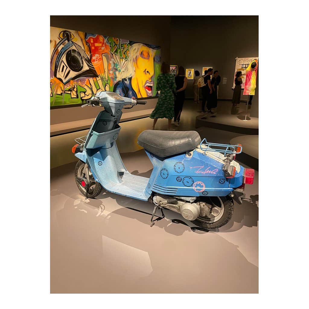 稲沢朋子さんのインスタグラム写真 - (稲沢朋子Instagram)「@fondationlv  タイミング良く〜Basquiat×Warhol がやっていたので観に行ってきました！ こんなにも沢山の作品がある事に感動。 なんとも2人がチャーミングなこと💛 近代的な建物で私はそちらにも興味津々✨ 建築家って素晴らしい！！  #Paris #emilyinparis #巡り #🇫🇷 #アイテムタップしてね」6月19日 16時17分 - ina_tomo