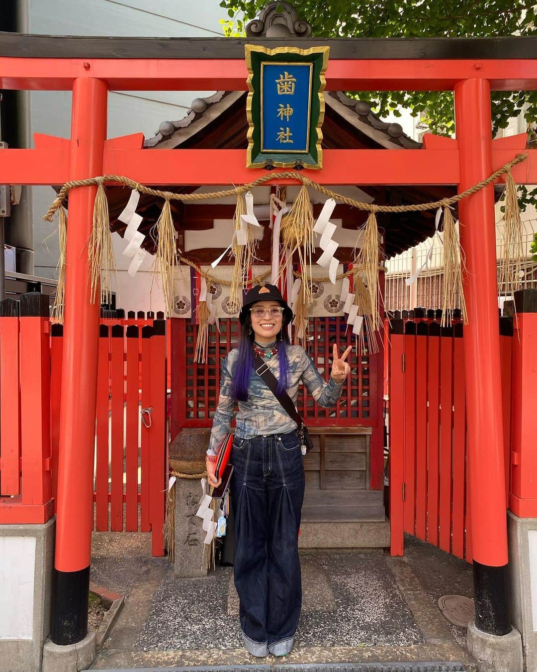 ももさんのインスタグラム写真 - (ももInstagram)「東京へ帰る前に バンドのみんなとスタッフと、歯神社にお参り🦷⛩  小春ちゃんの歯のトラブルが（もう十分悲惨）これ以上悲惨になりませんように🙏  聞いてください「無神経な女」💁‍♀️  #無神経な女のお気に入りの部分の歌詞コメントして」6月19日 16時20分 - charanpo_momo