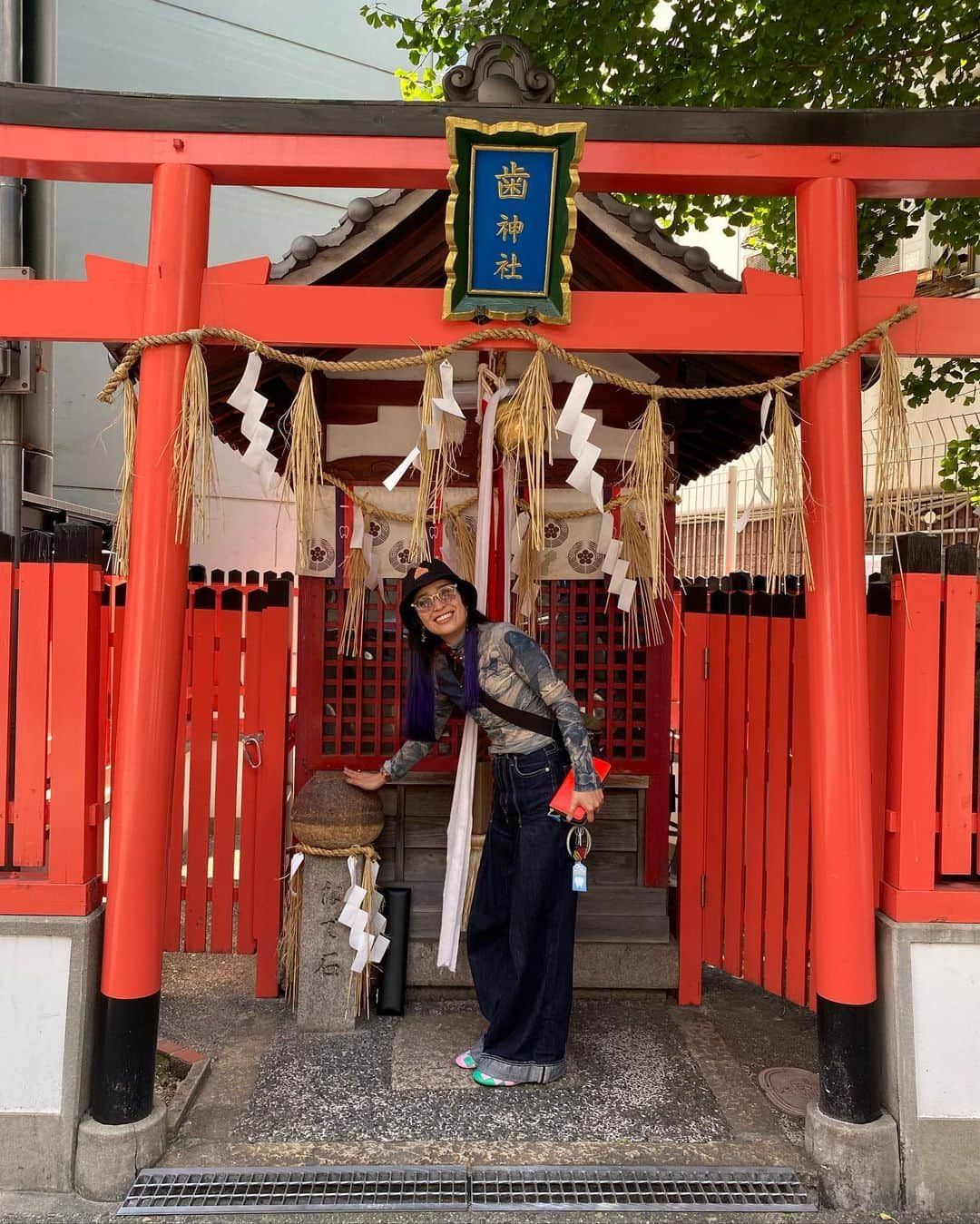 ももさんのインスタグラム写真 - (ももInstagram)「東京へ帰る前に バンドのみんなとスタッフと、歯神社にお参り🦷⛩  小春ちゃんの歯のトラブルが（もう十分悲惨）これ以上悲惨になりませんように🙏  聞いてください「無神経な女」💁‍♀️  #無神経な女のお気に入りの部分の歌詞コメントして」6月19日 16時20分 - charanpo_momo