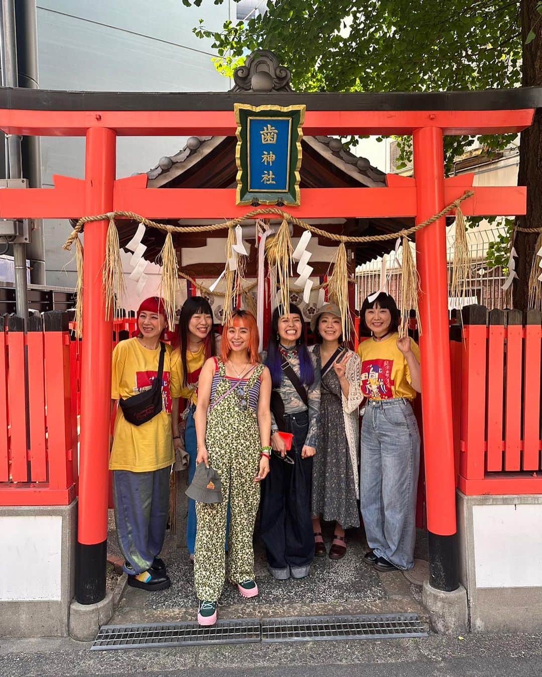 もものインスタグラム：「東京へ帰る前に バンドのみんなとスタッフと、歯神社にお参り🦷⛩  小春ちゃんの歯のトラブルが（もう十分悲惨）これ以上悲惨になりませんように🙏  聞いてください「無神経な女」💁‍♀️  #無神経な女のお気に入りの部分の歌詞コメントして」