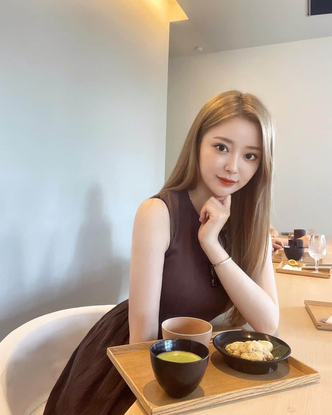 山本月のインスタグラム：「サラダランチからの和カフェ🍡🍵 わらび餅おいしかったよ~☺︎  そして今日の20時から発売開始の @fiolily_official のワンピ🤎  どの色も人気です◎またすぐ売り切れちゃうかも…🫨  #茶酒金田中」