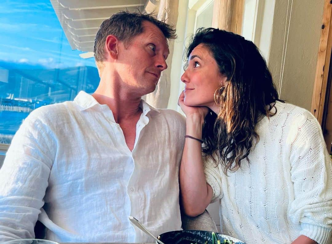 ダニエラ・ルーアさんのインスタグラム写真 - (ダニエラ・ルーアInstagram)「Hey babe! We made it to 9 years of marriage! My partner in life and parenting and dreams and growth. My stud, my safety, my encourager, my goofball. I always said I didn’t need you, but wanted you. Now my heart really really needs you. Can we please stay like this forever? Thank you in advance. PS there is no one else I’d rather share a bowl of spinach with 😎 . Babe! Chegámos ao 9° aniversário! Meu parceiro de vida e paternidade e de sonhos e de crescimento. Meu maior gato, a minha segurança, o meu encorajador e o meu brincalhão. Sempre disse que casaria por vontade e não por necessidade. Pá, agora o meu coração precisa mesmo mesmo de ti. Podemos ficar assim para sempre? Obrigada em avanço. PS não preferia partilhar uma tigela de espinafres com mais ninguém 😎」6月19日 16時25分 - danielaruah