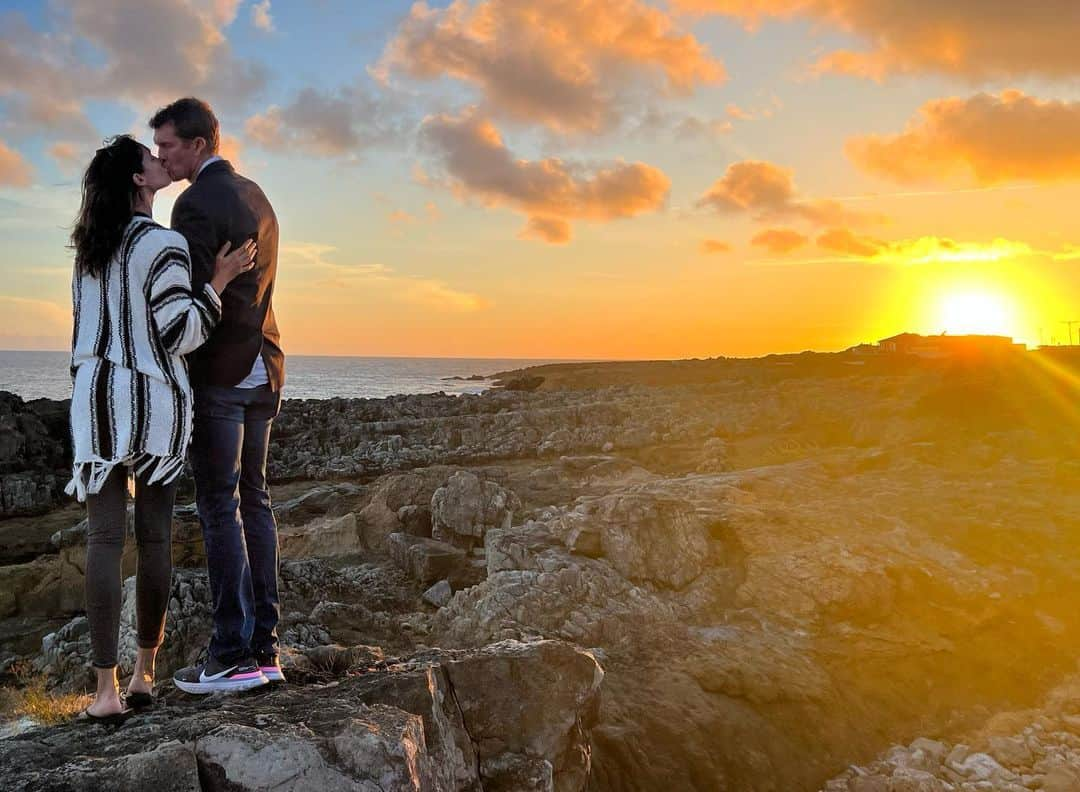 ダニエラ・ルーアさんのインスタグラム写真 - (ダニエラ・ルーアInstagram)「Hey babe! We made it to 9 years of marriage! My partner in life and parenting and dreams and growth. My stud, my safety, my encourager, my goofball. I always said I didn’t need you, but wanted you. Now my heart really really needs you. Can we please stay like this forever? Thank you in advance. PS there is no one else I’d rather share a bowl of spinach with 😎 . Babe! Chegámos ao 9° aniversário! Meu parceiro de vida e paternidade e de sonhos e de crescimento. Meu maior gato, a minha segurança, o meu encorajador e o meu brincalhão. Sempre disse que casaria por vontade e não por necessidade. Pá, agora o meu coração precisa mesmo mesmo de ti. Podemos ficar assim para sempre? Obrigada em avanço. PS não preferia partilhar uma tigela de espinafres com mais ninguém 😎」6月19日 16時25分 - danielaruah