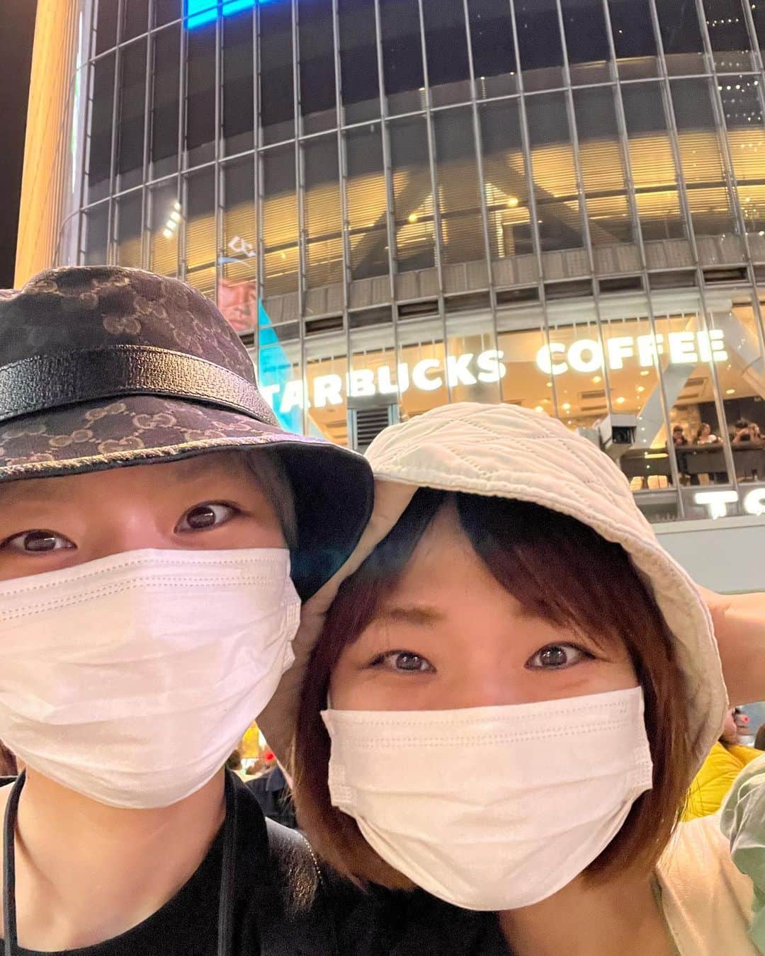 かこさんのインスタグラム写真 - (かこInstagram)「渋谷！시부야！SHIBUYA！ スクランブル交差点通るとなんか写真撮りたくなるwwいつまで経っても田舎者🐒GUCCIのバケットハットめっちゃ高かったのにあこが使わん😡やから私がもらう〜😙😙😙😙😙😙😙😙😙😙唯一のハイブランドはGUCCIのバケットハットとBALENCIAGAの帽子。（威嚇用帽子と呼んでいる私たち） スタバで甘いものばっか飲んどったら店員さんが、甘いものばかりなのでお口直しにどうぞ☕️ってコーヒーくださった😭😭優しい😭😭通常運転で激甘カスタム頼むと店員さんにいつも心配される😇✨笑 #渋谷 #東京 #スクランブル交差点 #gucci #graver #milkfed #靴下屋 #xgirlus #xgirl #ootd #韓国 #はらぺこツインズ #大食い #大食い女子 #双子 #スタバ #starbucks」6月19日 16時36分 - harapeko__kako