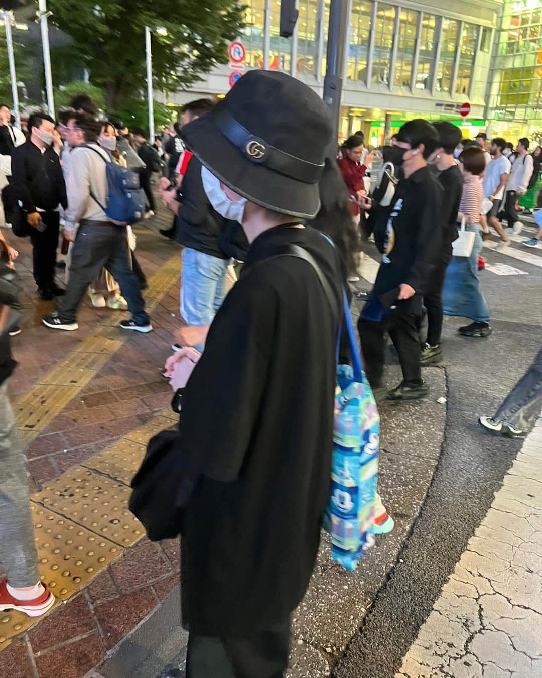 かこさんのインスタグラム写真 - (かこInstagram)「渋谷！시부야！SHIBUYA！ スクランブル交差点通るとなんか写真撮りたくなるwwいつまで経っても田舎者🐒GUCCIのバケットハットめっちゃ高かったのにあこが使わん😡やから私がもらう〜😙😙😙😙😙😙😙😙😙😙唯一のハイブランドはGUCCIのバケットハットとBALENCIAGAの帽子。（威嚇用帽子と呼んでいる私たち） スタバで甘いものばっか飲んどったら店員さんが、甘いものばかりなのでお口直しにどうぞ☕️ってコーヒーくださった😭😭優しい😭😭通常運転で激甘カスタム頼むと店員さんにいつも心配される😇✨笑 #渋谷 #東京 #スクランブル交差点 #gucci #graver #milkfed #靴下屋 #xgirlus #xgirl #ootd #韓国 #はらぺこツインズ #大食い #大食い女子 #双子 #スタバ #starbucks」6月19日 16時36分 - harapeko__kako