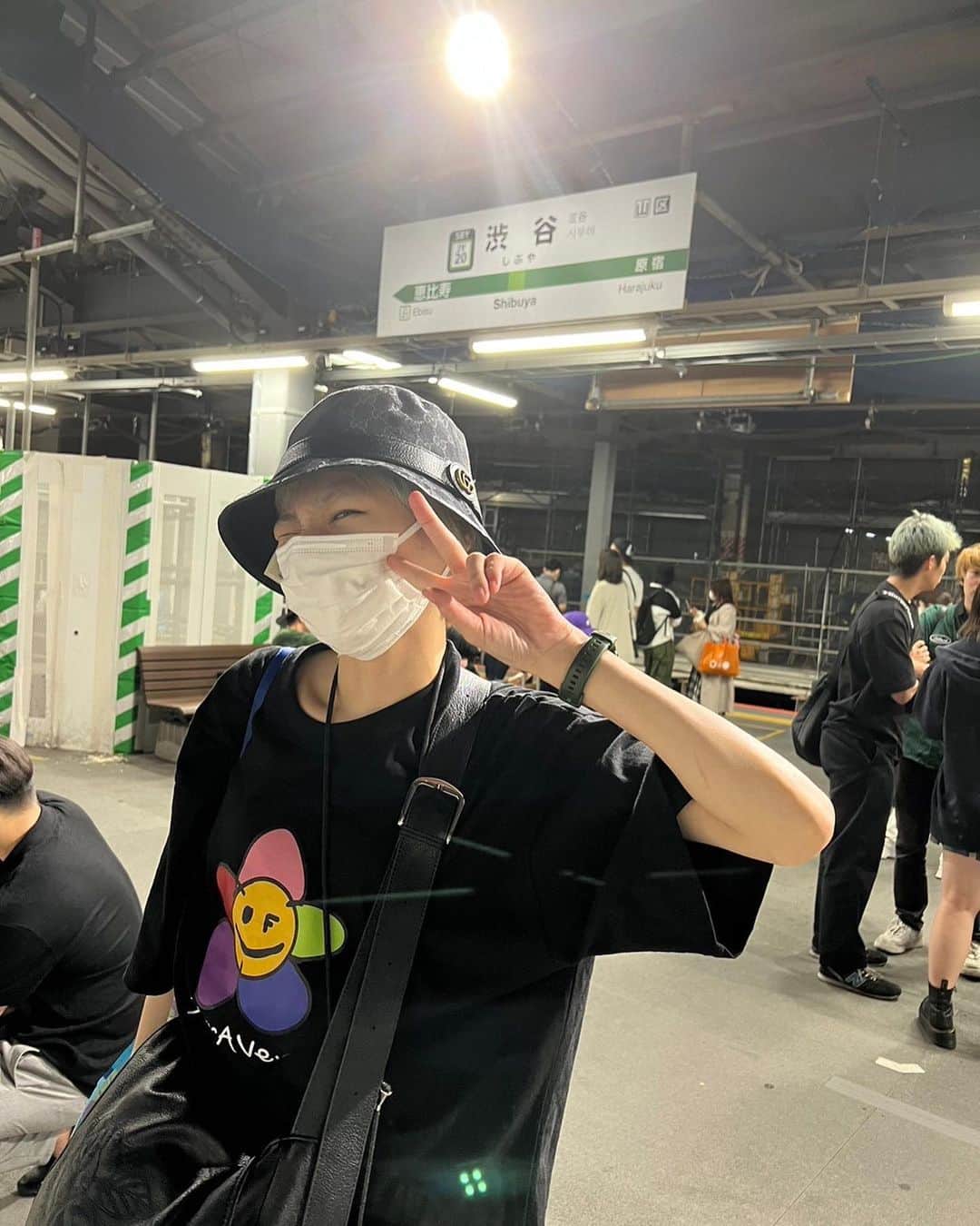 かこさんのインスタグラム写真 - (かこInstagram)「渋谷！시부야！SHIBUYA！ スクランブル交差点通るとなんか写真撮りたくなるwwいつまで経っても田舎者🐒GUCCIのバケットハットめっちゃ高かったのにあこが使わん😡やから私がもらう〜😙😙😙😙😙😙😙😙😙😙唯一のハイブランドはGUCCIのバケットハットとBALENCIAGAの帽子。（威嚇用帽子と呼んでいる私たち） スタバで甘いものばっか飲んどったら店員さんが、甘いものばかりなのでお口直しにどうぞ☕️ってコーヒーくださった😭😭優しい😭😭通常運転で激甘カスタム頼むと店員さんにいつも心配される😇✨笑 #渋谷 #東京 #スクランブル交差点 #gucci #graver #milkfed #靴下屋 #xgirlus #xgirl #ootd #韓国 #はらぺこツインズ #大食い #大食い女子 #双子 #スタバ #starbucks」6月19日 16時36分 - harapeko__kako