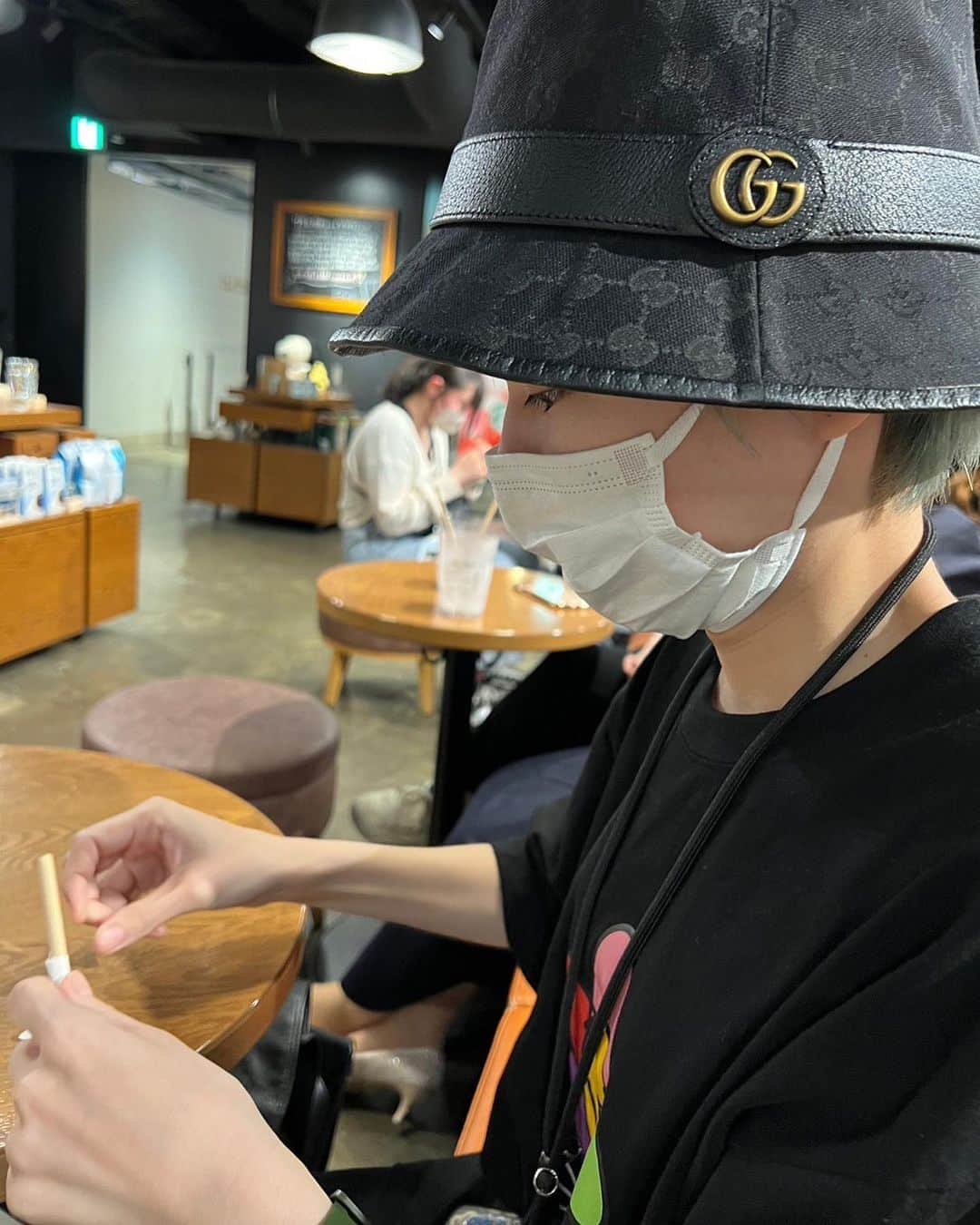 かこさんのインスタグラム写真 - (かこInstagram)「渋谷！시부야！SHIBUYA！ スクランブル交差点通るとなんか写真撮りたくなるwwいつまで経っても田舎者🐒GUCCIのバケットハットめっちゃ高かったのにあこが使わん😡やから私がもらう〜😙😙😙😙😙😙😙😙😙😙唯一のハイブランドはGUCCIのバケットハットとBALENCIAGAの帽子。（威嚇用帽子と呼んでいる私たち） スタバで甘いものばっか飲んどったら店員さんが、甘いものばかりなのでお口直しにどうぞ☕️ってコーヒーくださった😭😭優しい😭😭通常運転で激甘カスタム頼むと店員さんにいつも心配される😇✨笑 #渋谷 #東京 #スクランブル交差点 #gucci #graver #milkfed #靴下屋 #xgirlus #xgirl #ootd #韓国 #はらぺこツインズ #大食い #大食い女子 #双子 #スタバ #starbucks」6月19日 16時36分 - harapeko__kako
