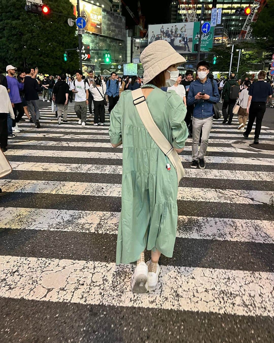 かこさんのインスタグラム写真 - (かこInstagram)「渋谷！시부야！SHIBUYA！ スクランブル交差点通るとなんか写真撮りたくなるwwいつまで経っても田舎者🐒GUCCIのバケットハットめっちゃ高かったのにあこが使わん😡やから私がもらう〜😙😙😙😙😙😙😙😙😙😙唯一のハイブランドはGUCCIのバケットハットとBALENCIAGAの帽子。（威嚇用帽子と呼んでいる私たち） スタバで甘いものばっか飲んどったら店員さんが、甘いものばかりなのでお口直しにどうぞ☕️ってコーヒーくださった😭😭優しい😭😭通常運転で激甘カスタム頼むと店員さんにいつも心配される😇✨笑 #渋谷 #東京 #スクランブル交差点 #gucci #graver #milkfed #靴下屋 #xgirlus #xgirl #ootd #韓国 #はらぺこツインズ #大食い #大食い女子 #双子 #スタバ #starbucks」6月19日 16時36分 - harapeko__kako
