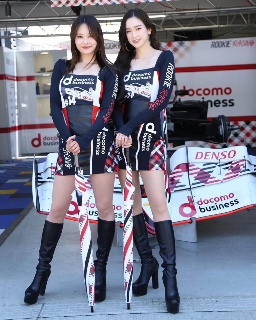 太田麻美さんのインスタグラム写真 - (太田麻美Instagram)「SUPER FORMULA  Rd,5 菅生🏎️  14号車docomo business ROOKIEは、 見事4位でフィニッシュ👏👏 8ポイント獲得です✨  白熱したレース最後までドキドキが止まりませんでした。 これまで苦しいレースが続いていましたが、ワンチームで諦めずに頑張ってきて今回上位にいく事が出来て本当に嬉しいです😭 忘れないレースとなりました。 更に進化していくROOKIE Racingに目が離せませんね❤️‍🔥  今回も沢山の応援有り難うございました✨ 引き続き私達と一緒に応援宜しくお願いします👍❤️🖤  #rookieracing #superformula #sf #racequeen #rq #costume #ルーキーレーシング #ルーキープリティ #スーパーフォーミュラ #レースクイーン」6月19日 16時29分 - asami0523