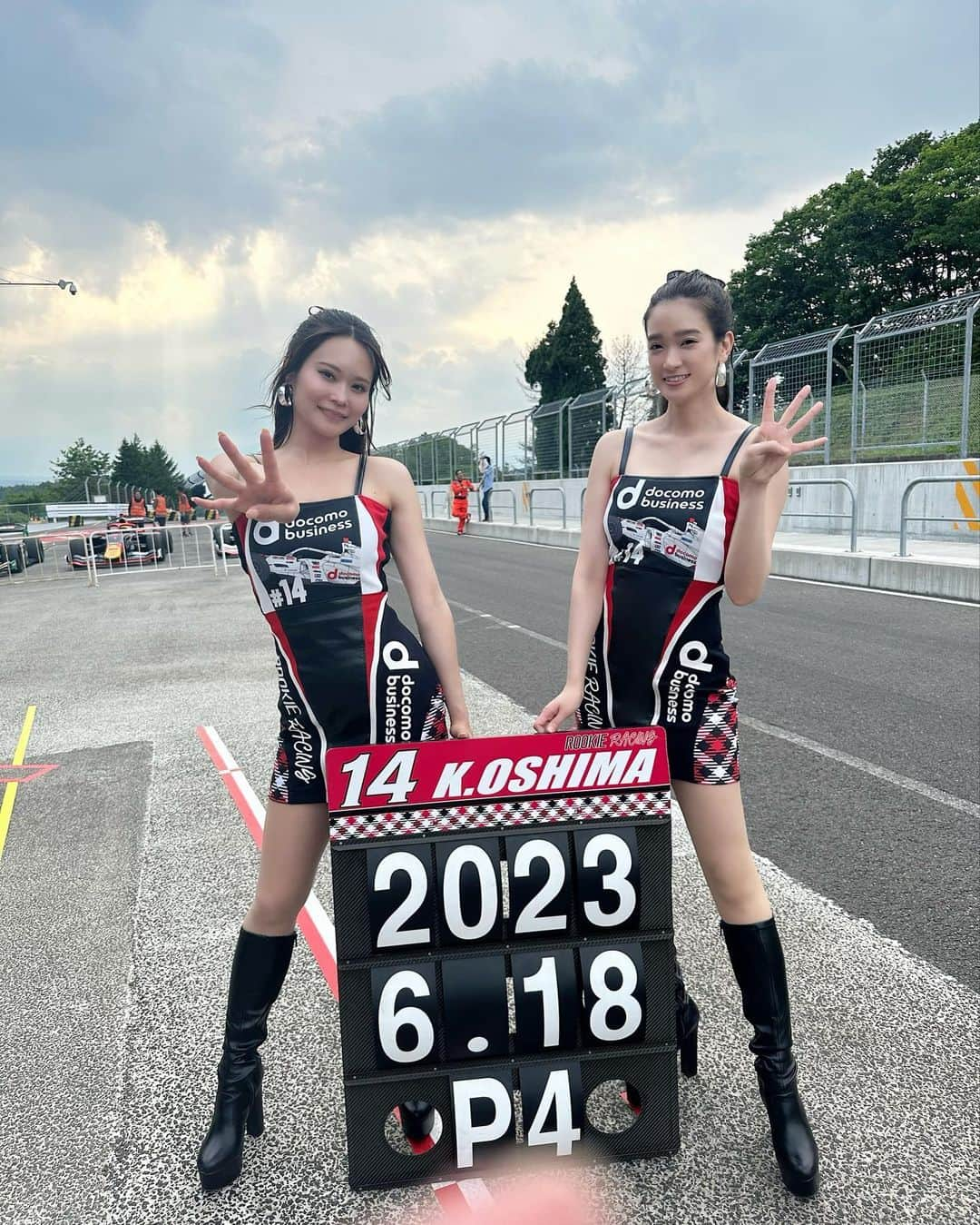 太田麻美さんのインスタグラム写真 - (太田麻美Instagram)「SUPER FORMULA  Rd,5 菅生🏎️  14号車docomo business ROOKIEは、 見事4位でフィニッシュ👏👏 8ポイント獲得です✨  白熱したレース最後までドキドキが止まりませんでした。 これまで苦しいレースが続いていましたが、ワンチームで諦めずに頑張ってきて今回上位にいく事が出来て本当に嬉しいです😭 忘れないレースとなりました。 更に進化していくROOKIE Racingに目が離せませんね❤️‍🔥  今回も沢山の応援有り難うございました✨ 引き続き私達と一緒に応援宜しくお願いします👍❤️🖤  #rookieracing #superformula #sf #racequeen #rq #costume #ルーキーレーシング #ルーキープリティ #スーパーフォーミュラ #レースクイーン」6月19日 16時29分 - asami0523