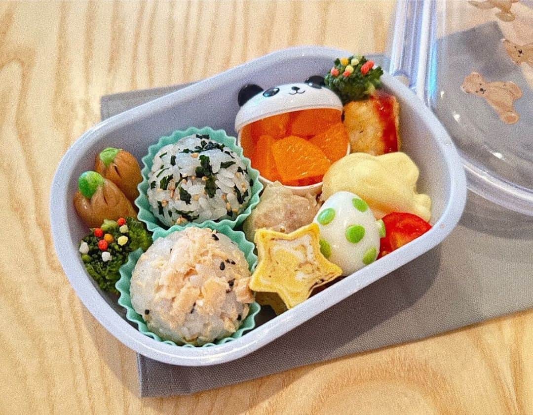 瀬戸サオリのインスタグラム：「大好きなママのお弁当🍙 ママのお弁当大好き💘  って言ってくれて 幸せだな〜と思う日々🥹🥦🍅  明日は芋掘り🥔で体力使うし 大好物の唐揚げにしようかな〜🥹  #幼稚園お弁当 #オーガニック #有機野菜 #saori_cooking」