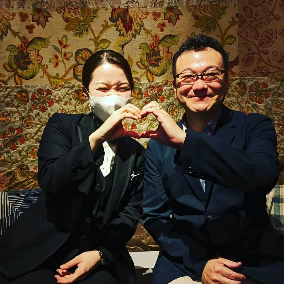 東京ウェディングカレッジさんのインスタグラム写真 - (東京ウェディングカレッジInstagram)「#ウェディング科 株式会社BPクラシカ表参道へ、ブライダル業界見学に行って来ました◎  TWHでは、1年生のうちから数多くのウェディングの現場を見学に行きます◎  今回は、ウェディング科ゲストハウスプランナーコースの1年生が株式会社BPのクラシカ表参道へ行って来ました(^^)  photo1 館内にワクワクがとまらない photo2-3 真剣に聴いてます! photo4 質問もたくさん出ました photo6 説明会は実際にの披露宴会場✨美しい! photo9 卒業生とよご先生^^  緑豊かな自然感じる美空間がクラシカ表参道の魅力! こんな会場で結婚式ができたら…ステキですよね。  見学だけでなく、人事ご担当者様より直接企業説明もしていただきました。 ウェディング業界で働くイメージを持つことができますね。  #ブライダル専門学校 #ブライダル学生 #ゲストハウスプランナー #産学連携」6月19日 16時31分 - weddingcollege