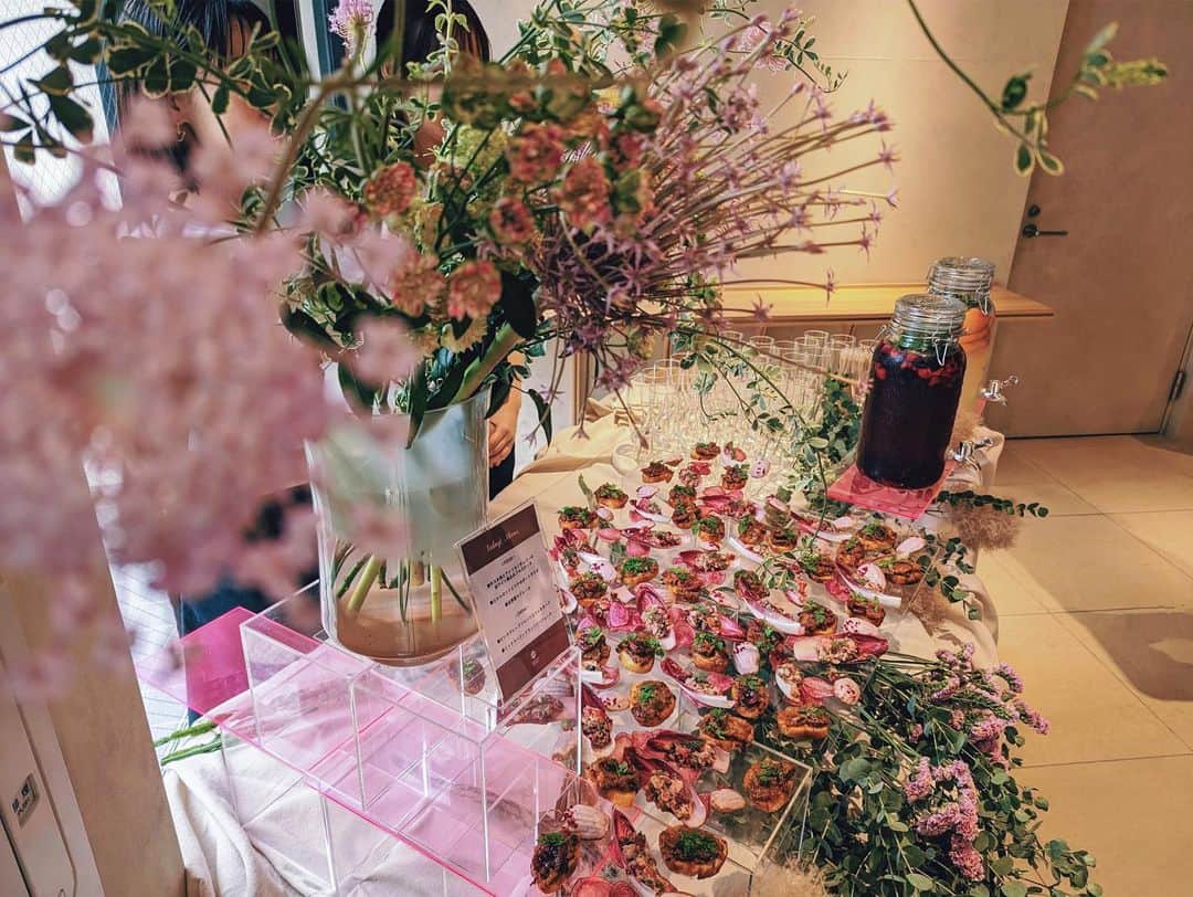 寺井幸也のインスタグラム：「ㅤㅤㅤ @lecreusetjapon  展示会で装飾、ケータリングを担当させて頂きました☺️二日間お越し頂きました 関係者の皆様ありがとうございました✨ ㅤㅤㅤ　　　　 #yukiyameshicatering」