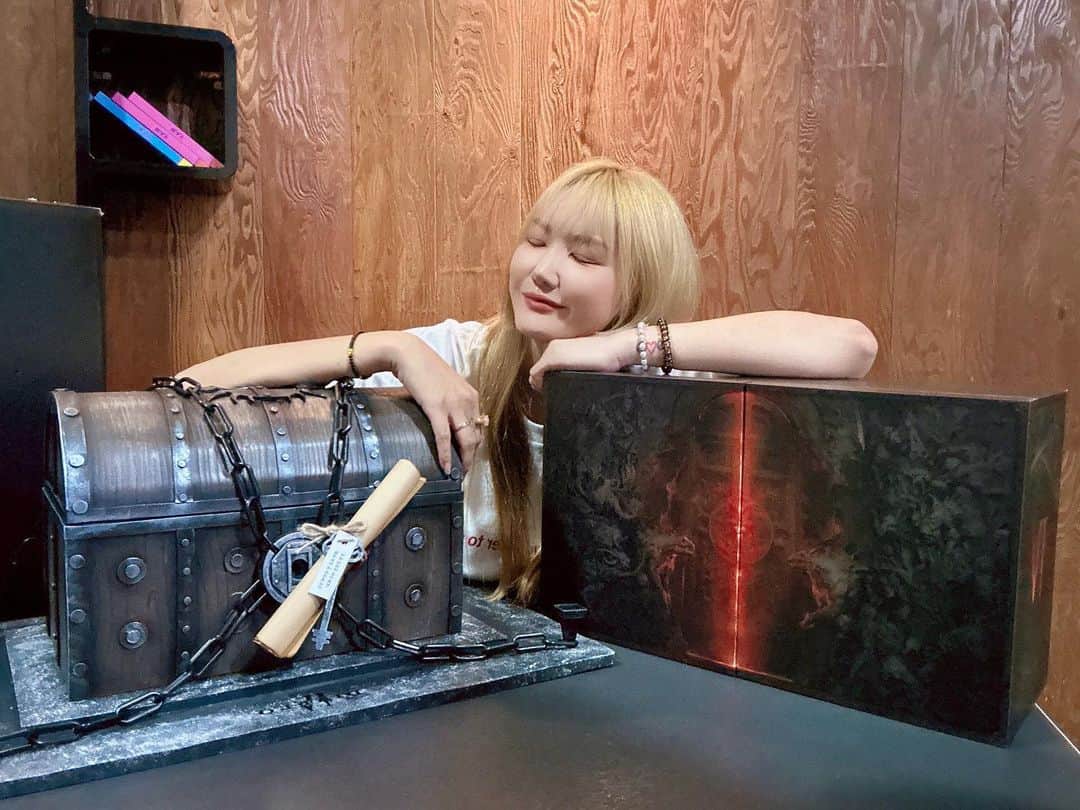 ル（AHN ELLY）のインスタグラム：「요 근래 받은 선물중 가장 짜릿한걸…? 성역으로 떠나보자….🧚🏽‍♂️ 나 레벨 57이야 벌써 🥹🫶🏽🩷  @playdiablo   #DiabloIV #디아블로4 #블리자드」
