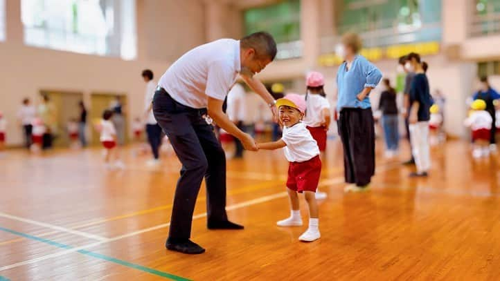 岩崎弘志のインスタグラム：「. 夜勤前の幼稚園イベントを楽しむサラリーマン👨‍💼✨  子供達の園内での取り組みを見せてもらえる 貴重な機会🤗  整列して前ならえしたり、準備運動でジャンプ したり、かけっこの前にパパモードに入って 一切走らなかったり🥹  成長と可愛らしさを両方感じられたファミリーデー でした🙌🏻  おかげさまで、筋肉痛により仕事になりませんでした🙇🏻‍♂️  #幼稚園 #幼稚園児 #幼稚園イベント #ファミリーデー #子供と遊ぶ #子供との時間 #こどもとの時間 #こどもとあそぶ #パパと息子 #幼稚園パパ #息子とパパ #子供の成長 #息子の成長 #子供の遊び場 #子育てあるある #育児あるある #3歳息子 #3歳男の子 #３歳男の子 #パパと繋がりたい #アナウンサー #夜勤 #夜勤前 #MBCテレビ #MBCラジオ #tege2 #tegeh #ラジオパーソナリティ #岩﨑弘志」