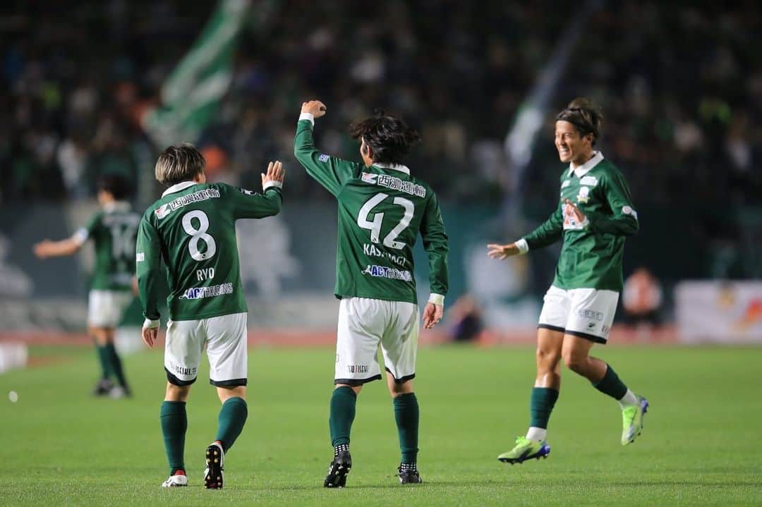 のインスタグラム：「今日もたくさんの応援ありがとうございました。  勝つって素晴らしい。  ただ入りと得点して失点するまでは最高。  でも自分たちの甘さというか、優しさというか、そこから苦しめた。  いい奴が多いのはいいことやけど、勝負事やから。  でもそんな中でみんなで話し合いまとまって後半でしっかり勝ち切る。  今までのFC岐阜にはなかった光景やなと思った。  成長してます。  だからこそ昇格をみんな望んでる。  もちろん選手含め、監督、コーチ、フロント全ての人も願ってる。  でもやっとチームが一つになり始めたから、これを一つ大事にみんなでやっていきたい。  力強くこれからもサポートし続けてほしいなと思います。  応援ありがとうございました。  またこれから新しいスタート。  共に闘ってください。  #FC岐阜#感謝#ここからいくぞ」