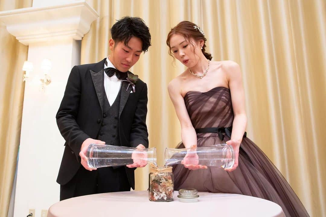 富山結婚式 ヴィラグランディス富山のインスタグラム：「#ハーバリウムセレモニー  ， お2人の雰囲気に合わせて選ばれたドライフラワーをゲストの皆様に瓶に入れていただき、お2人で完成セレモニー🌷♡ ． オイルを注いで世界にひとつだけのハーバリウムの完成です✨  ， ， ， ， ， ， ， ， ， *･゜ﾟ･*:.｡..｡.:*･'･*:.｡. .｡.:*･゜ﾟ･* *･゜ﾟ･*:.｡..｡.:*･'･*:.｡. .｡.:*･゜ﾟ･* ご結婚式をお考えの方はぜひブライダルフェアへのご参加もお待ちしております♬ *･゜ﾟ･*:.｡..｡.:*･'･*:.｡. .｡.:*･゜ﾟ･* *･゜ﾟ･*:.｡..｡.:*･'･*:.｡. .｡.:*･゜ﾟ･* ， ， ， ， ， ， ， ， ， ， ， ， ， ， ， ， #ヴィラグランディス富山 他の写真も気になる方はプロフィールから 公式HPもご覧ください▶︎▶︎▶︎」