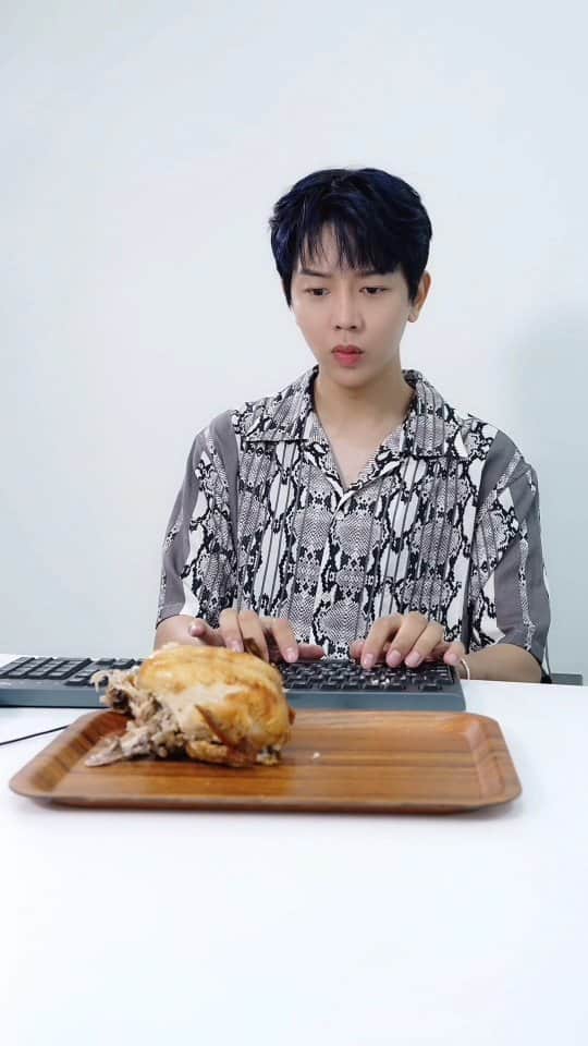 イ・ドヨン（ペク・ジョンミン）のインスタグラム：「⚡️ 🐔」