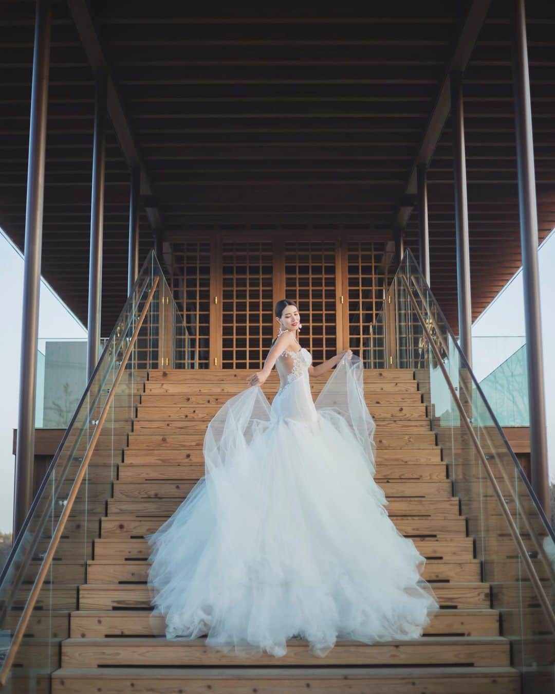 Magnolia Whiteのインスタグラム：「【禅坊 靖寧　ラグジュアリーフォトプラン】  淡路島の大自然、東経135度の地で撮影できる特別なプラン。 燦燦とふりそそぐ陽光、澄んだ空気、雄大な緑、美しい自然。  禅坊という静寂の空間、あたたかな日差し、優しい空気に包まれた中でこそ引き出される内面からあふれ出る美しさを写真に残します。  お問合せはMAGNOLIA WHITE shinsaibashi へ  TEL 050-3646-3336 平日11:00-18:00／土日祝日10:00-19:00 火曜定休（祝日除く／完全予約制） 〒542-0081 大阪府大阪市中央区南船場4-2-11 JPR心斎橋ビル THE DRAPE 1F  問い合わせフォーム：プロフィールのリンクツリーよりご確認ください」
