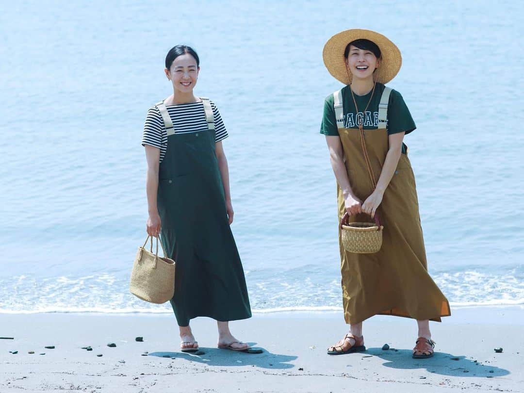 宇藤えみのインスタグラム：「この日はお天気にも恵まれ 暮らしている葉山の海と山で ご近所の仁田さんと楽しかった撮影☀️  【tsukuru & Lin✖️仁田ときこさん】コラボ企画に ひょっこり登場させていただいております。 野外でも日常で使えるアウトドアアイテムで 自然の中で暮らしているからこその仁田さんの発想がたくさん！いろんなシチュエーションで着こなせるアイテムばかりでした。 実際に着て山登りしたり、撮影場所までママチャリ乗って移動したり。笑 着心地も最高です👍  6月21日よりシャンブルオンラインストアで発売されるようです！ 📷 @isao_hashinoki  #暮らし#葉山#pr」