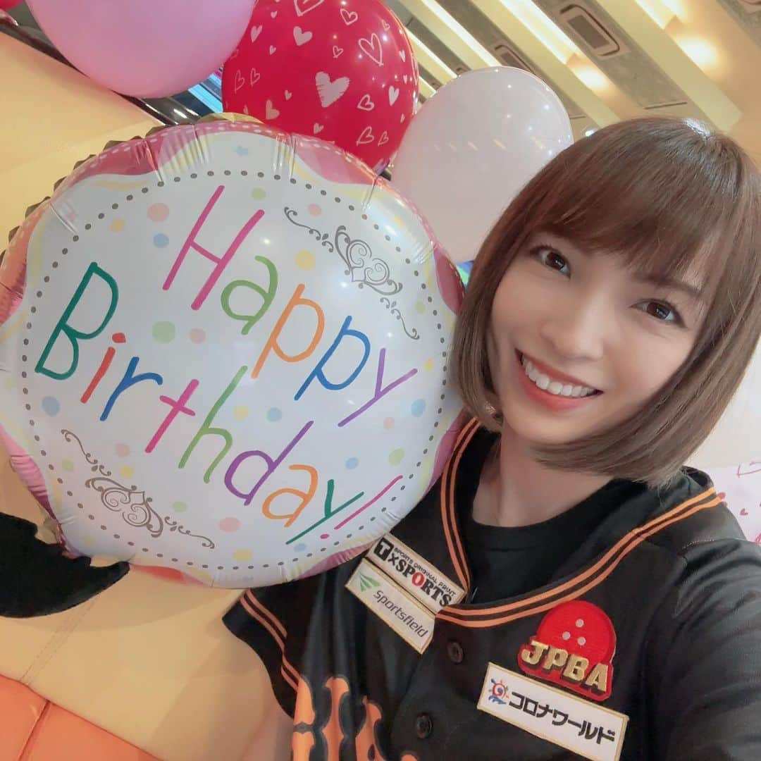 秋山希望のインスタグラム：「. ROUND1スペシャルチャレンジマッチ🎳 生誕祭という事もあり沢山の方にお祝いして頂きました💕 ご参加頂いた皆様、 ROUND1のスタッフの皆様 ありがとうございます✨  素敵な1日になりました❣️ 綺麗な花束も素敵  #ROUND1 #南砂店 #スペチャレ #生誕祭」