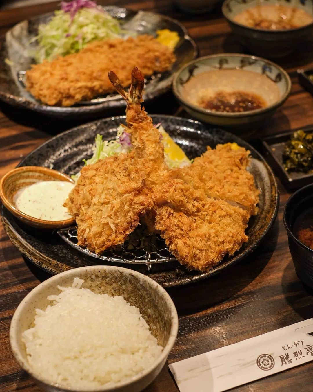 Erinaさんのインスタグラム写真 - (ErinaInstagram)「Special Tonkatsu lunch set at @katsuretsutei_kumamoto  in #熊本 #japan 🐷  Indulge in the irresistible texture of a perfectly crispy outside, complemented by the succulent and tender goodness of juicy pork😳😳」6月19日 16時51分 - eliseaki