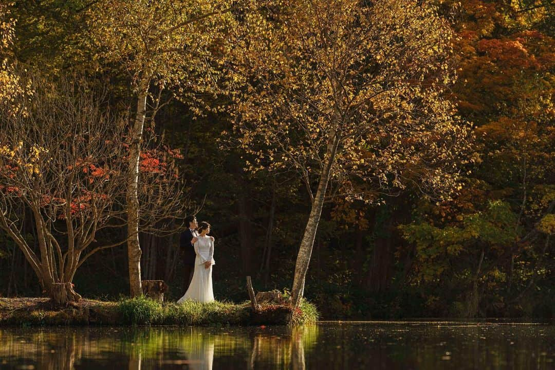 STUDIO SOLAのインスタグラム：「⁡ 【北海道の大自然で最高のフォトウェディング🍁】  鳥沼公園ロケーションで秋を感じませんか！？ 北海道らしさを感じていただけるスケールの広い紅葉撮影が可能😆  毎年大好評の 北海道スタジオSOLAが 2023年は6月〜10月で期間限定OPEN☀️  今年から秋撮影受付スタート✨紅葉は10月中旬から🍁ご予約絶賛受付中です♫ ⁡ 詳しくは最寄りの店舗までお電話またはメールにて お気軽にお問い合わせ下さい😀 ⁡ デコルテ公式アカウント ▷▷ @decollte_weddingphoto ⁡ スタジオアクアSOLA ▷▷ @studiosola_hokkaido  ⁡ ⁡ #d_weddingphoto #デコルテフォト #スタジオソラ #美瑛前撮り　 #スタジオSOLA #北海道ウェディング　 #撮る結婚式 #ウェディング #ウェディングフォト #フォトウェディング #フォトスタジオ #紅葉ロケーションフォト  #プレ花嫁 #卒花嫁　 #関東花嫁 #リゾートウェディングフォト #花嫁準備 #前撮り #紅葉ロケーション #結婚式 #結婚式準備  #ヘアメイク #洋装前撮り #和装前撮り #ドレス試着 #北海道前撮り  #ウェディングフェア #プレ花嫁さんと繋がりたい #全国のプレ花嫁さんと繋がりたい #日本中のプレ花嫁さんと繋がりたい」