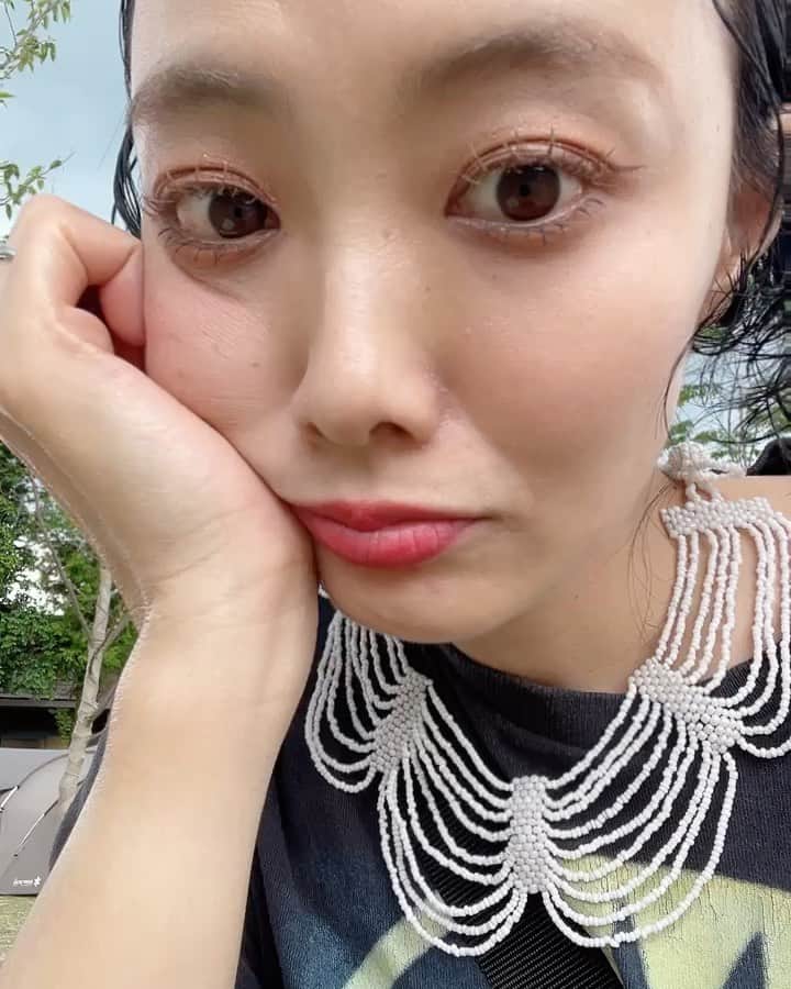 田中真奈美のインスタグラム：「新しくてお気に入りのカラーマスカラ【ゴールドオーカー】🤎 明るすぎないくすみブラウンゴールド✨上まつ毛全体につけてます🤎 . カラーマスカラをつけるとしっかりメイクした時には抜け感になるし薄メイクの時にはポイントになるから大好きです🤎 . ブラウン系はみんなチャレンジしやすい色味ですよね♪ . サンドベージュはよく目尻につけてます🤎 レギュラーアイテムなので無くなったらすぐ買い足します🥰 . . . #switchmanami #福岡ママ  #福岡美容師」
