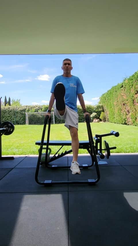 ルイス・ハビエル・ガルシア・サンスのインスタグラム：「MONDAY In 6 days, I'll be 45, so starting this week with the energy full flow as summer time it's arriving. Good core routine to change angles and strength some muscles we don't normally workout.  Have a great week !! #MoreThanaGame #Monday #Workout #Routines」