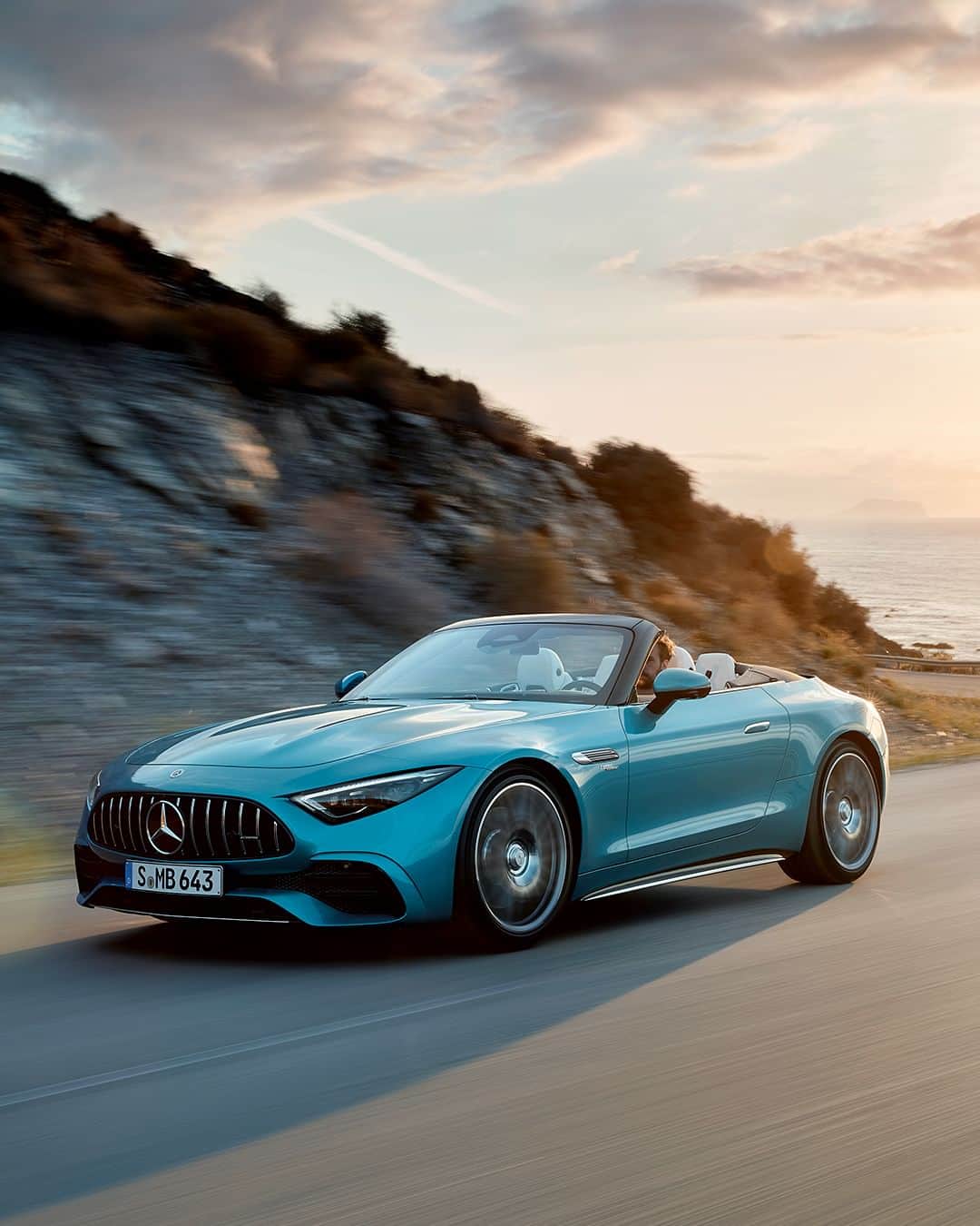 Mercedes-Benz Thailandのインスタグラム：「ในเช้าวันจันทร์แบบนี้ มาสัมผัส DNA แห่งความเร็ว แรง อย่างเต็มพิกัดกับ Mercedes-AMG SL 43 ด้วยดีไซน์อันเป็นเอกลักษณ์สะท้อนความเป็น AMG ได้อย่างโดดเด่นเหนือใคร ตั้งแต่กระจังหน้าแบบ AMG-specific radiator grille รวมไปถึงฝากระโปรงแบบ Powerdomes มาพร้อมเทคโนโลยีอัจฉริยะจากสนามแข่งกับระบบอัดอากาศไฟฟ้าแบบ Electric Exhaust Gas Turbocharger ที่ให้คุณลุยได้อย่างเต็มที่ในทุกเส้นทาง  *อุปกรณ์บางส่วนในภาพอาจแตกต่างจากที่จำหน่ายจริง โปรดตรวจสอบรายการอุปกรณ์ของรถยนต์แต่ละรุ่นที่ผู้จำหน่ายฯ อย่างเป็นทางการทั่วประเทศ​​  📷  via Mercedes-Benz USA  #AMGMonday #SL #MercedesAMG #MercedesBenzThailand」