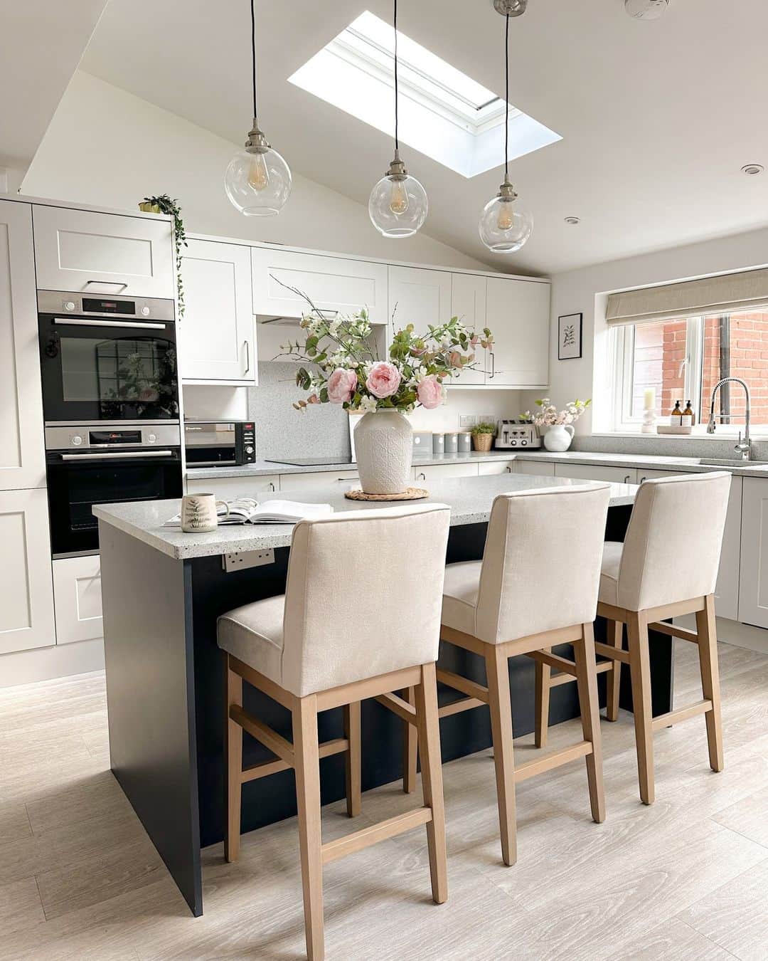 Nextさんのインスタグラム写真 - (NextInstagram)「Don't these bar stools just complete this gorgeous kitchen perfectly? 🌸✨ @our_home_on_thehill 📸 #nexthome」6月19日 17時00分 - nextofficial