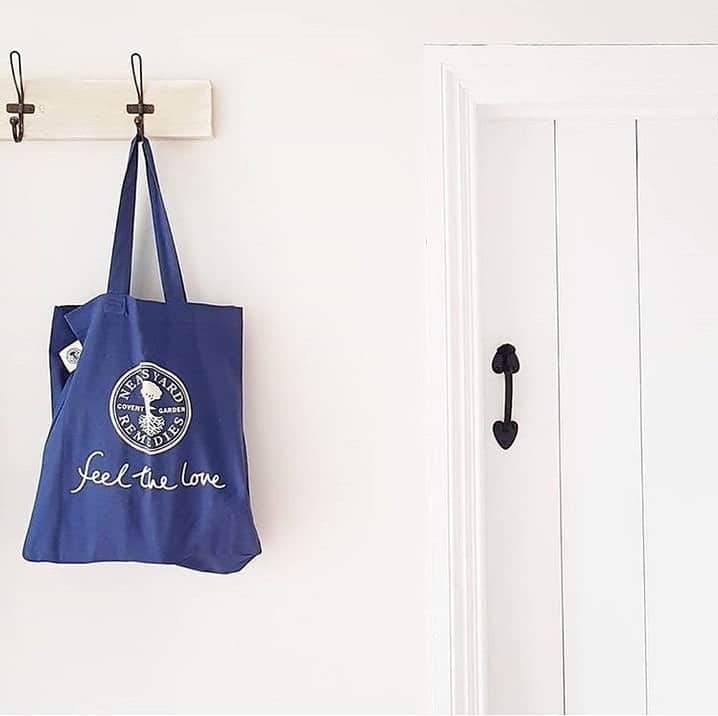 Neal's Yard Remediesさんのインスタグラム写真 - (Neal's Yard RemediesInstagram)「Elevate your summer style while making a positive impact with our stylish and practical Organic Cotton Tote Bag 👜 🏖️ .⁠ ⁠ Crafted with utmost care using 100% organic cotton. Embracing sustainability from the very fibers, this bag is dyed using water-based inks, ensuring minimal environmental impact throughout its production.   Our commitment to organic cotton goes beyond fashion, as it plays a crucial role in protecting bees and other vital pollinators. By choosing organic cotton, you contribute to creating a safer and more sustainable ecosystem for these important creatures.   The organic cotton used in our tote bag is sourced from small-scale farmers in India and is certified by the Soil Association to the Global Organic Textile Standards.   Whether you're heading to the beach, the farmer's market, or simply out for a day of summer exploration, our navy tote bag is the perfect companion for carrying your summer essentials.  ⁠ 📸​@littlemaldod」6月19日 17時00分 - nealsyardremedies