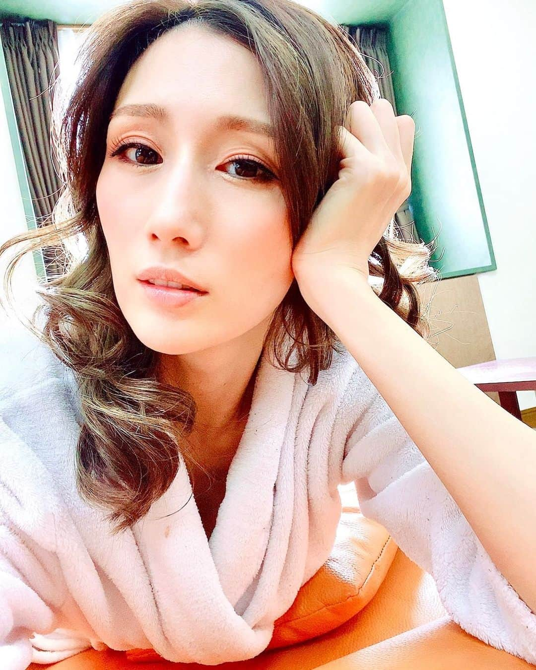 JULIAさんのインスタグラム写真 - (JULIAInstagram)「☆ 定期メンテナンスへ行ってきました♪  とあることがあって、 身体の芯から筋肉がガチゴチになってしまってボロボロに……泣 そのせいでバストも下がってしまったし、お腹も張ってぱんぱんになってしまったから、何とかしてもらってきました！！ * * 久々にめちゃくちゃ痛かったけど 施術後は身体がとってもラクになりました…♡泣 開放感、解放感、、両方ともあって気分も爽やかに。 * バストも元の位置に戻してもらって、 バランスもよく、見た目も綺麗に。 肌の質感もふわもちに♡  お腹の張りも良くなって、クビレと薄さいまあまも復活！！ よりご飯が食べれるようになったよ☆  脚のむくみ、張りからのヒップの低下もあったから、もちろんそこもしっかりと！ ほっそりとした美脚に仕上げてもらって、ぷるんと丸いヒップに仕上げてもらいました♪  今まで、痩身や骨格矯正、フェイシャルエステetc…たくさん行ってきたけど、 １回の施術で、しかも１箇所のサロンでここまでできるってほんと凄い…………  何よりたくさん行かなくて済むからそれもラク…♡」6月19日 17時11分 - julia_cmore_official