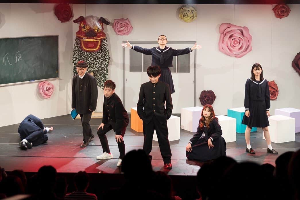 松浦司のインスタグラム：「#みょーちゃん劇団 『3年B組 みょー八先生』 全7ステ無事千穐楽を迎えました‼︎ 初めは戸惑いながらの稽古でしたが 日に日に劇団の空気になれて毎日が本当に楽しかった！舞台上であんな笑ったんもわけわからん事が起きるのも初めて。  みなさんもクセになりましたよね？  初めの動員に苦戦しましたが  口コミから最後はほぼ満席  演劇人として一番うれしいですね  楽しんでもらえたら何よりです  またみょーちゃん劇団にでれますように⭐︎  チェキ会もありがとね！  ご観劇ありがとございました♪  #演劇#役者#舞台#みょーちゃん劇団」