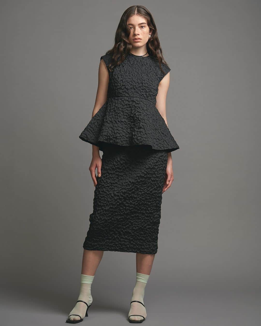 UNITED ARROWS さんのインスタグラム写真 - (UNITED ARROWS Instagram)「イタリアETIQUE社のジャカード素材を使ったトップスとスカート。繊細で難易度の高い加工工程で作られ、独特の凹凸感が特徴。  ブラウスは薄い肩パットを入れ、ペプラムシルエットでグラフィカルな型に。スカートは素材感を活かしてシンプルなペンシルラインに仕上げました。  セットアップでの着用はもちろんですが、カジュアルダウンした着こなしもこなれ感がでます。4枚目のようにカーゴパンツ、6枚目のようにスウェットを合わたスタイリングがおすすめです。  ＜UNITED ARROWS＞ ETIQUEジャカード ノースリーブ ブラウス　￥42,900　 ETIQUEジャカード タイトスカート ￥41,800　  #UnitedArrows #UnitedArrowsWomen #ユナイテッドアローズ #ジャカード #ジャガード #モノトーン #モノトーンスタイル #モノトーンコーディネート」6月19日 17時05分 - unitedarrows_official