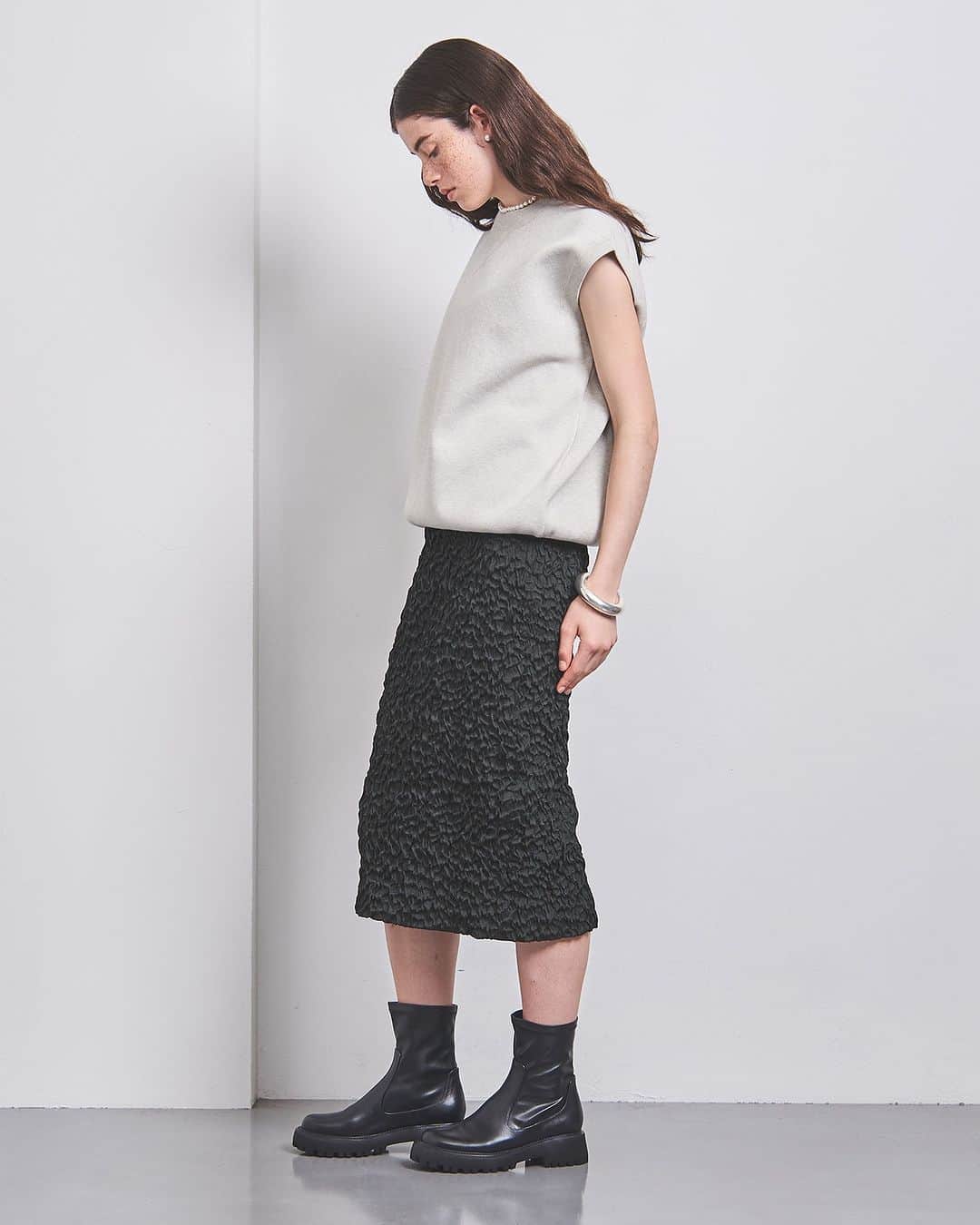 UNITED ARROWS さんのインスタグラム写真 - (UNITED ARROWS Instagram)「イタリアETIQUE社のジャカード素材を使ったトップスとスカート。繊細で難易度の高い加工工程で作られ、独特の凹凸感が特徴。  ブラウスは薄い肩パットを入れ、ペプラムシルエットでグラフィカルな型に。スカートは素材感を活かしてシンプルなペンシルラインに仕上げました。  セットアップでの着用はもちろんですが、カジュアルダウンした着こなしもこなれ感がでます。4枚目のようにカーゴパンツ、6枚目のようにスウェットを合わたスタイリングがおすすめです。  ＜UNITED ARROWS＞ ETIQUEジャカード ノースリーブ ブラウス　￥42,900　 ETIQUEジャカード タイトスカート ￥41,800　  #UnitedArrows #UnitedArrowsWomen #ユナイテッドアローズ #ジャカード #ジャガード #モノトーン #モノトーンスタイル #モノトーンコーディネート」6月19日 17時05分 - unitedarrows_official