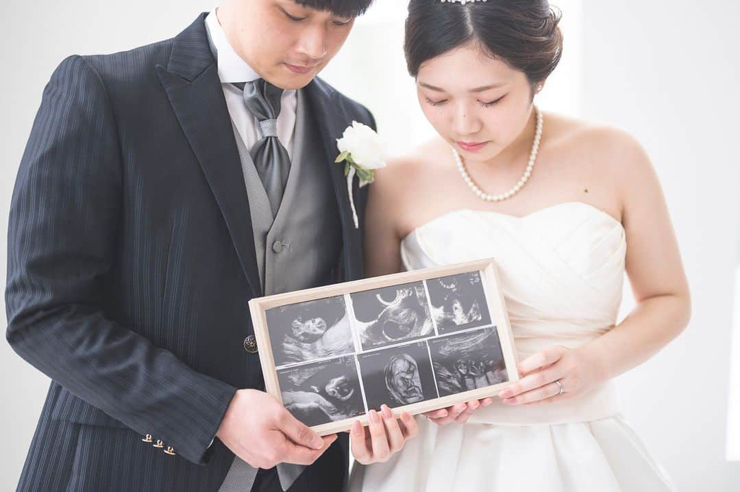 【公式】小さな結婚式さんのインスタグラム写真 - (【公式】小さな結婚式Instagram)「. @petit.wedding をフォローしてね♩ #小さな結婚式 をつけてのお写真投稿も大歓迎です♡ こちらの公式IGでリグラムさせていただきます＊ . 新しい命を授かったおふたり♪  お子さまの誕生を待ちつつ エコー写真とともに記念撮影を楽しんで◎ . >>#小さな結婚式新潟店 . ——————— #petitwedding #ラヴィファクトリー #前撮り #結婚式 #プレ花嫁 #卒花 #家族婚 #少人数結婚式 #ウェディング #wedding #bridal #weddingdress #花嫁 #挙式 #結婚式準備 #式場探し #日本中のプレ花嫁さまと繋がりたい #結婚式の思い出に浸る会 #結婚準備 #新潟花嫁 #ウェディングフォト #花嫁コーディネート #プレママ #マタニティ #マタニティ婚 #マタニティウェディング #エコー写真 #オリジナルウェディング」6月19日 17時08分 - petit.wedding