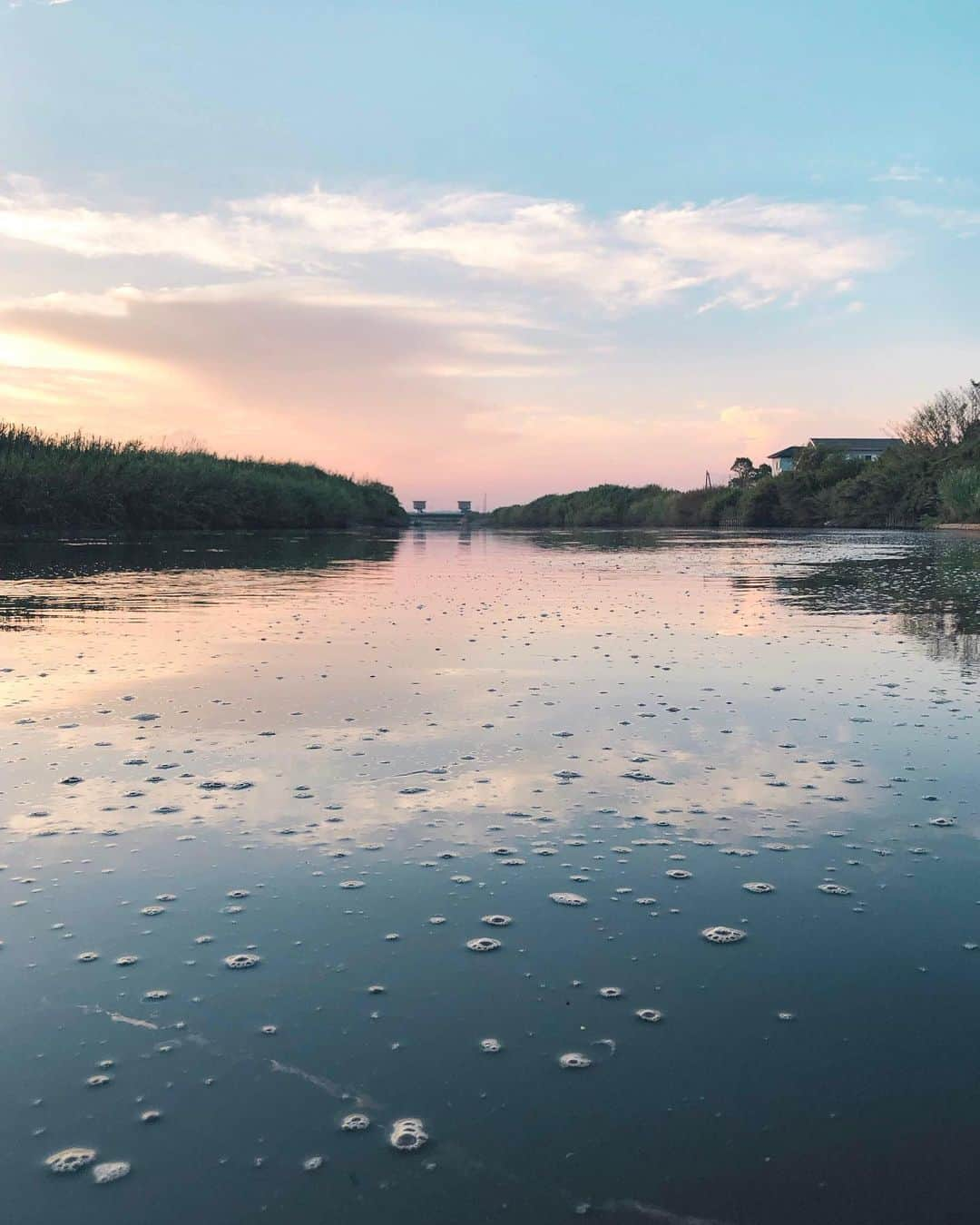 花澤杏華のインスタグラム：「☽ 週末は山形を旅行してきました。久しぶりの遠出たのしかった！念願のさくらんぼ狩りが出来て嬉しかったです。日本海も田園風景も美しかった。帰りのパーキングで見た夕焼け、この写真の日の空に似てた」