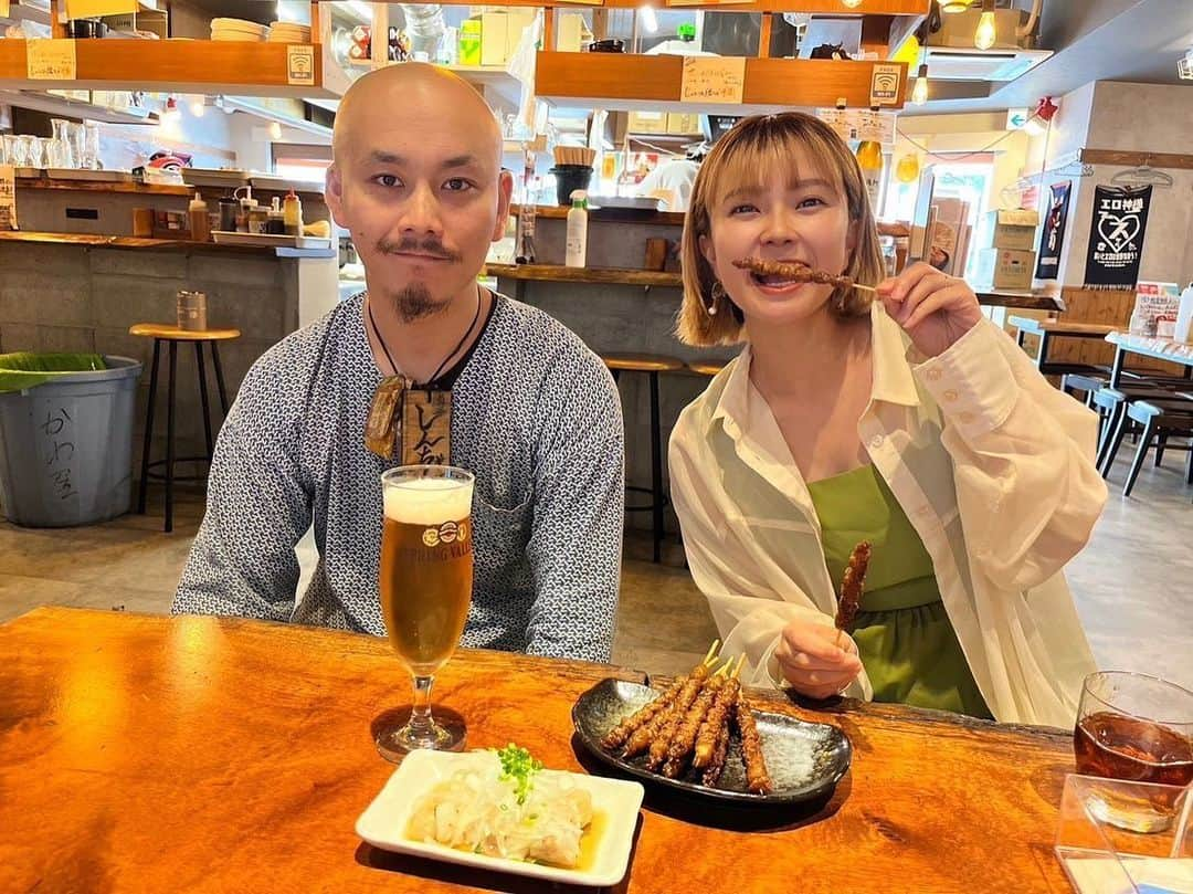 KBCラジオのインスタグラム：「【🍺#キリンビール クラフトビールでハッピーアワー 🍺】 ⁡ @kirin_brewery   6月16日(金)放送🆕 ⁡ こんばんは‼️ クラフトビール大好きタレント　くにさきなるみ です❗️  毎週金曜の夕方4:40ごろから 『キリンビール　クラフトビールでハッピーアワー！』放送中📻 放送から一週間以内なら radiko のアプリで全国どこからでも聴けるので ぜひよろしくお願いします💕 ⁡ 今回お伺いしたのは､､､ 博多かわ屋 博多祇園店　さん ⏩ @kawaya.official @kawaya_gionten  ⁡ 「かわ焼き」が大人気の「博多かわ屋」さん✨ 祇園店は、福岡のお祭りをモチーフにした味のある店内🏮 ⁡ 暑い夏にピッタリのメニューは 「スジぽん酢」とキリンスプリングバレーの新作「サマークラフトエール香」 の組み合わせで🍺💙🏖 ⁡ コラーゲンたっぷりのプルプル食感と、ポン酢のサッパリ感もたまらないスジぽん！✨ そこに合わせる、サマークラフトエールのトロピカルな香りと爽快な味わい！🍺 ⁡ くぅーーーーーー爽やかーーーーー🎐🎐🎐 ⁡ 7日間も焼き重ねて作るこだわりの 「かわ焼き」は #豊潤496 が大変よく合います✌️🍺❤️ ⁡ 6/13から発売が開始になった 新作の#サマークラフトエール香 (かおる)✨ もうみなさん飲まれましたか？？ 私のお友達や家族は、もう次々とファンになってます☺️ ⁡ なにこれ！すごく美味しい！と みんなびっくりしてました🤭 香り・トロピカルな爽やか感！ みなさんもぜひ楽しんでみて下さいね🍺🍃 ⁡ ﹋﹋﹋﹋﹋﹋﹋﹋﹋﹋﹋﹋﹋﹋﹋﹋﹋﹋ 【住所】 博多かわ屋 博多祇園店 ⁡ 【営業時間】 火～日 17:00～24:00（L.O.23:30） ⁡ 【定休日】 月曜日 ⁡ 【お店のInstagram】 ⏩ @kawaya.official  ⏩祇園店 @kawaya_gionten  ⁡ ﹋﹋﹋﹋﹋﹋﹋﹋﹋﹋﹋﹋﹋﹋﹋﹋﹋﹋ ⁡ ⁡ #kbcラジオ#kbc#KBCハッピーアワー #キリンビール#キリンクラフトビール #スプリングバレー#サマークラフトエール香 #豊潤496#シルクエール#タップマルシェ #クラフトビール#ビール党 #ビール好きと繋がりたい#ビール女子 #福岡グルメ#博多グルメ #福岡ランチ#博多ランチ #福冈午餐#福冈观光#福冈之旅 #후쿠오카점심 #후쿠오카관광 #후쿠오카여행 #福岡タレント #福岡リポーター #くにさきなるみ」