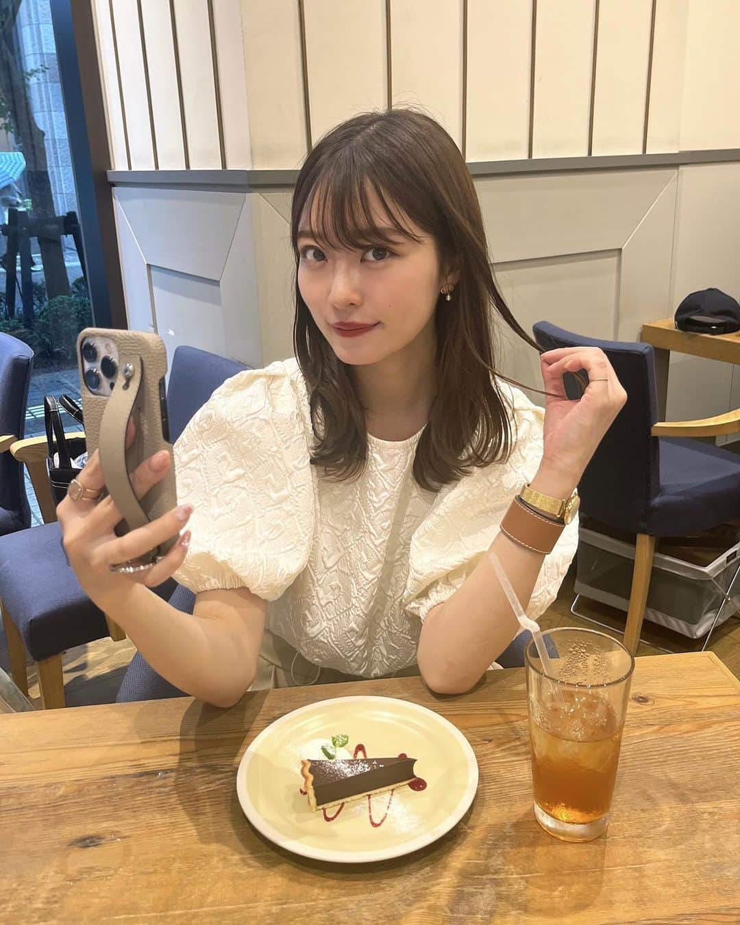 吉次玲奈さんのインスタグラム写真 - (吉次玲奈Instagram)「6月末発売予定のブラウスを 一足お先にgetしちゃいました🐈 @vannie__u   可愛すぎて本当にお気に入り♡ お袖はぽわんとボリュームがあって、肩幅を華奢に見せてくれます🫶🏻  裾が絞れるデザインで、ウエストマークも可能です☺️！  発売をお楽しみに♡  #vannie_u #ヴァニーユー #ブラウス #淡色コーデ #淡色女子 #ブラウスコーデ #ベージュコーデ  #156cmコーデ #骨格ウェーブ #イエベ春 #20代コーデ #着痩せコーデ #zozotown #ゾゾタウン  #都内カフェ  #カフェ #カフェ巡り #folnua #フォルニュア #おすすめカフェ #loewe #ロエベ #ブラウス」6月19日 21時00分 - rena_yoshitsugu