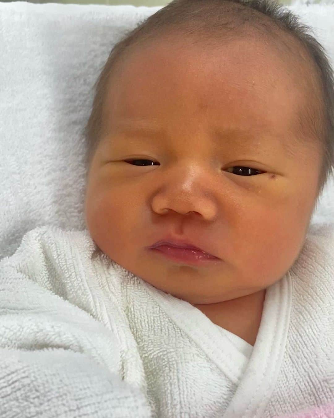 miiのインスタグラム：「3114gの元気な男の子を出産しました✨ 無事に生まれてきてくれてありがとう。 私達の元に生まれてきてくれてありがとう。 これから一緒に幸せな家庭を築いていこうね💕 . . .  実は生まれて1ヶ月近く経ちますが、また出産レポ(無痛分娩)も載せたいと思います✨ . .  #出産報告」